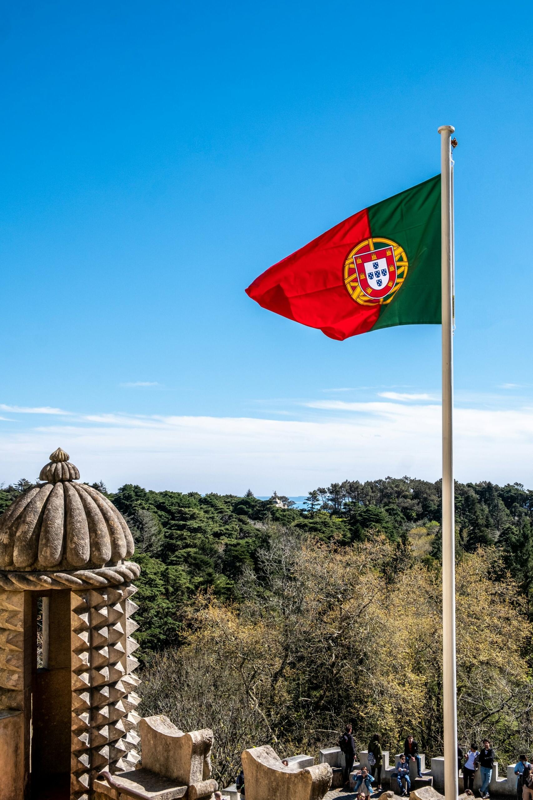 Portugalska flaga na budynku na wzgórzu.