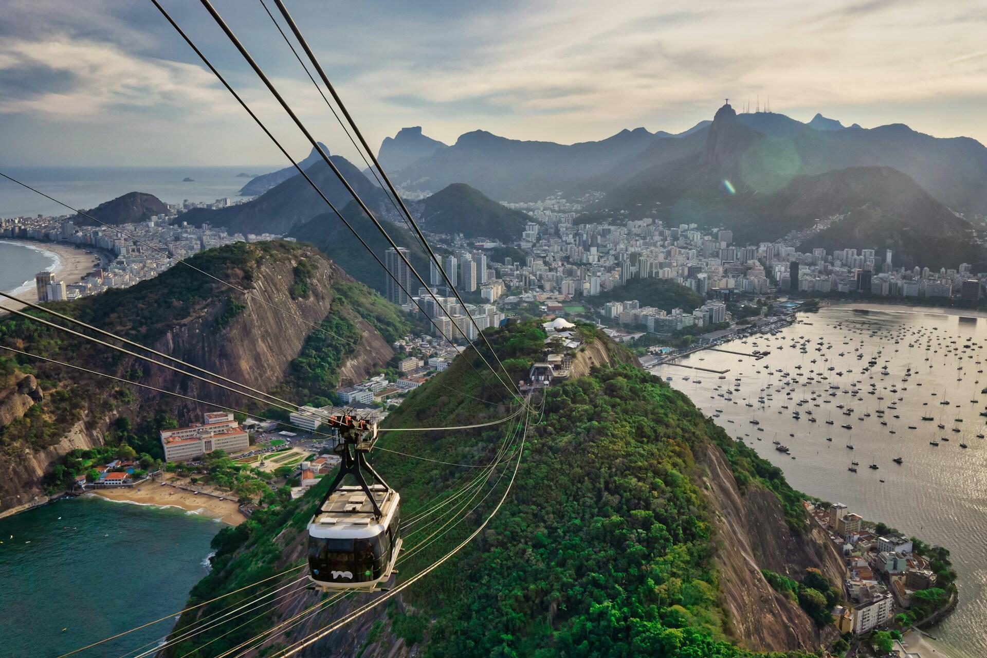 Rio de Janeiro, Brazylia, kolejka liniowa nad miastem na półwyspie.