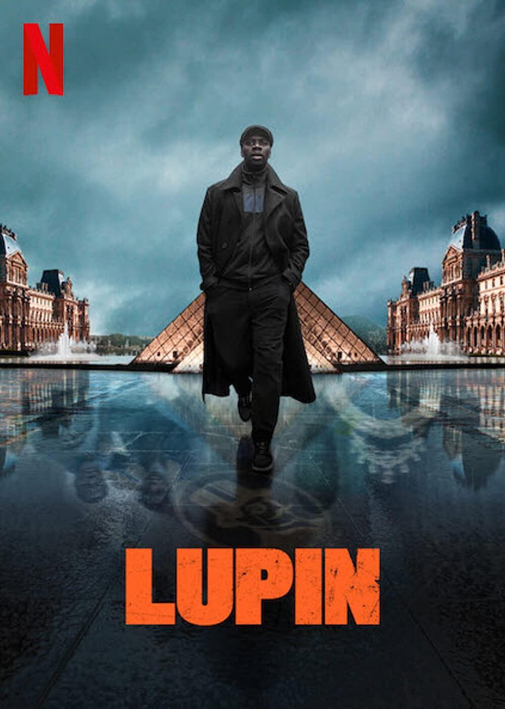 Plakat promocyjny serialu „Lupin” platformy Netflix, przedstawiający mężczyznę w ciemnym ubraniu, idącego pewnym krokiem przed piramidą Luwru pod zachmurzonym niebem.