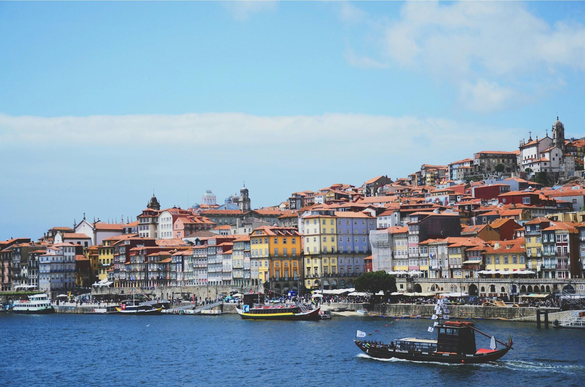 Porto, Portugalia, łódki na rzece przy mieście.