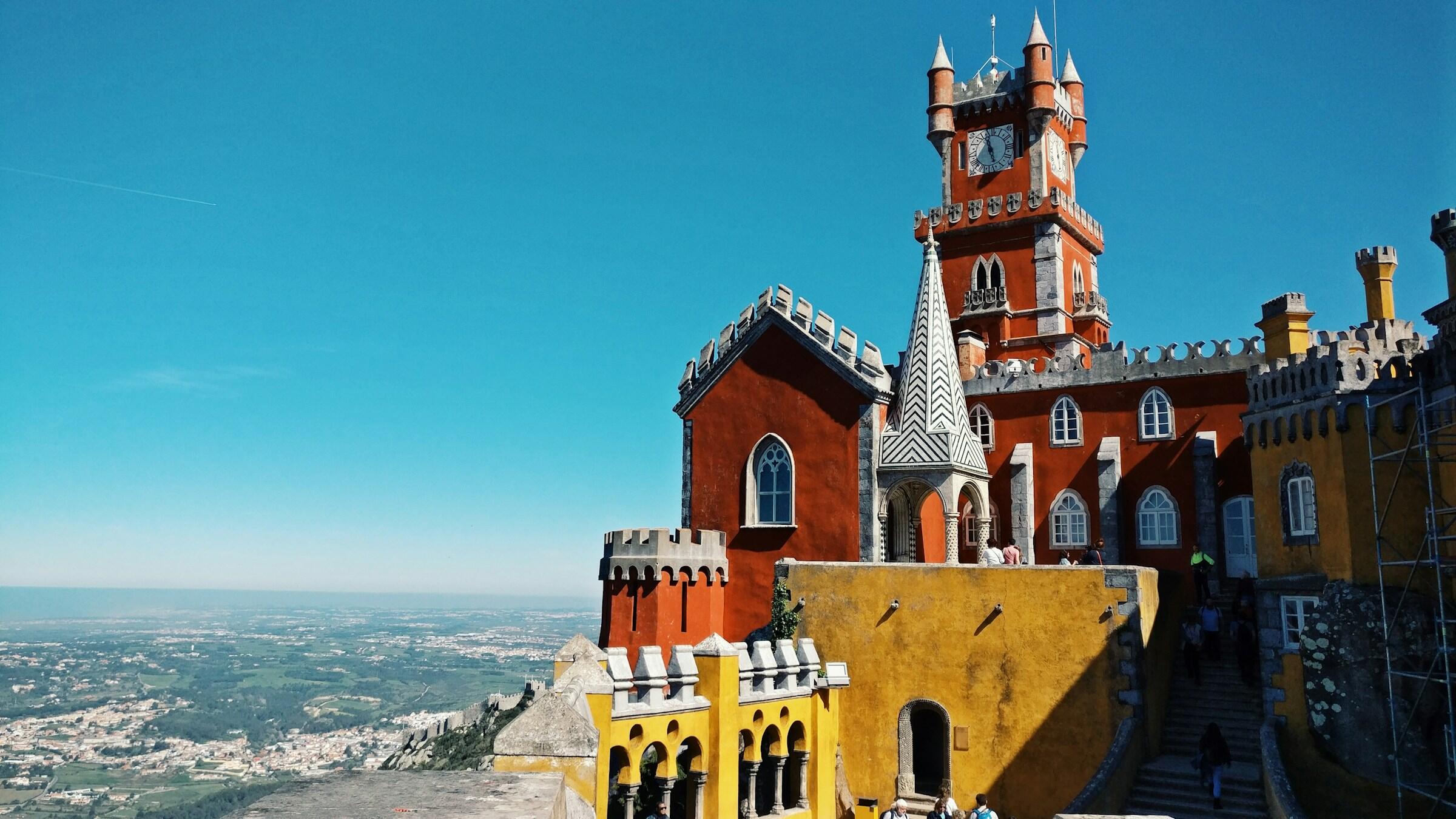 Pałac Pena, Sintra, Portugalia, czerwono-żółty pałac na wzgórzu.