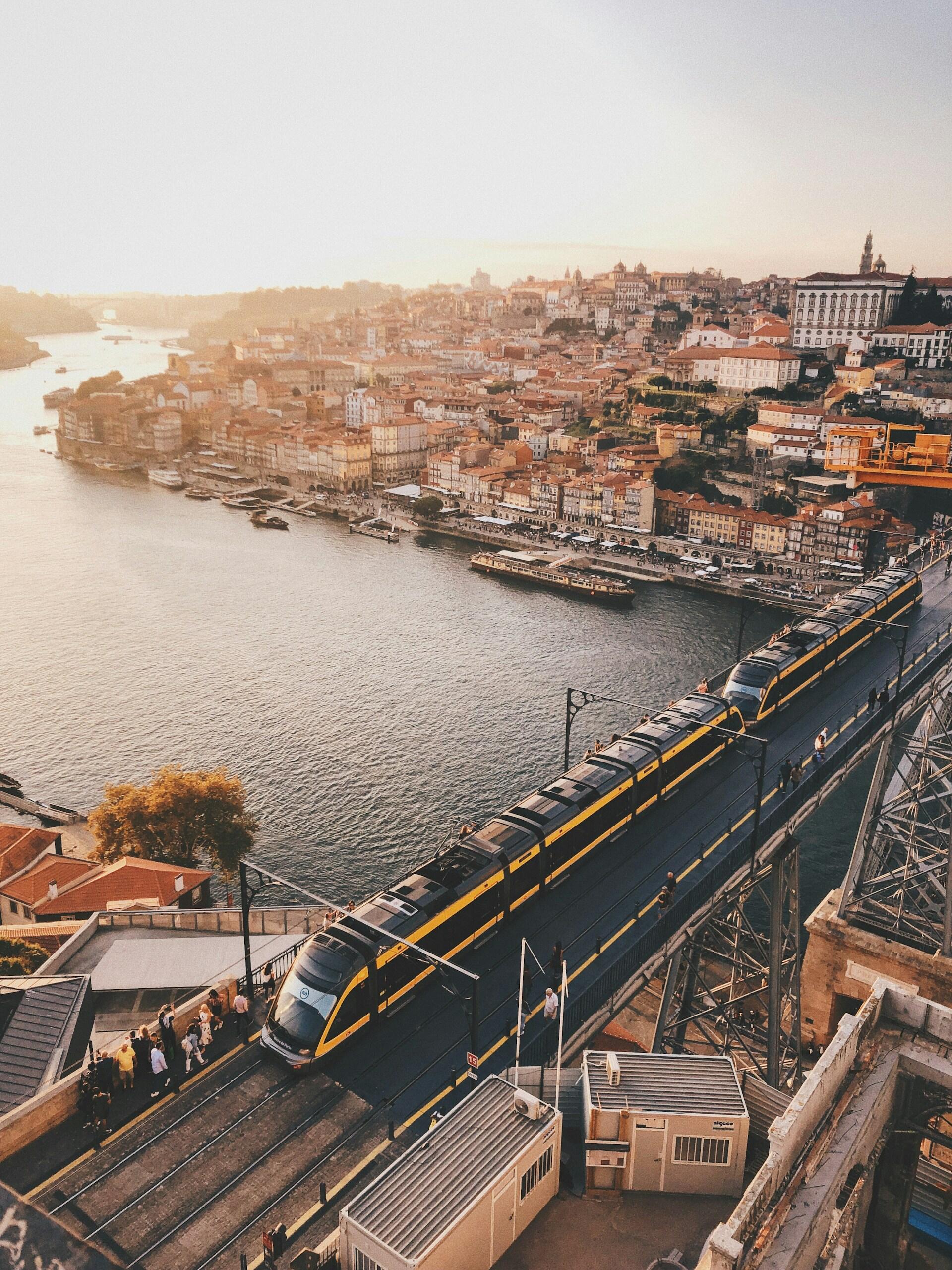 Porto, Portugalia, pociąg jadący w stronę miasta nad rzeką.