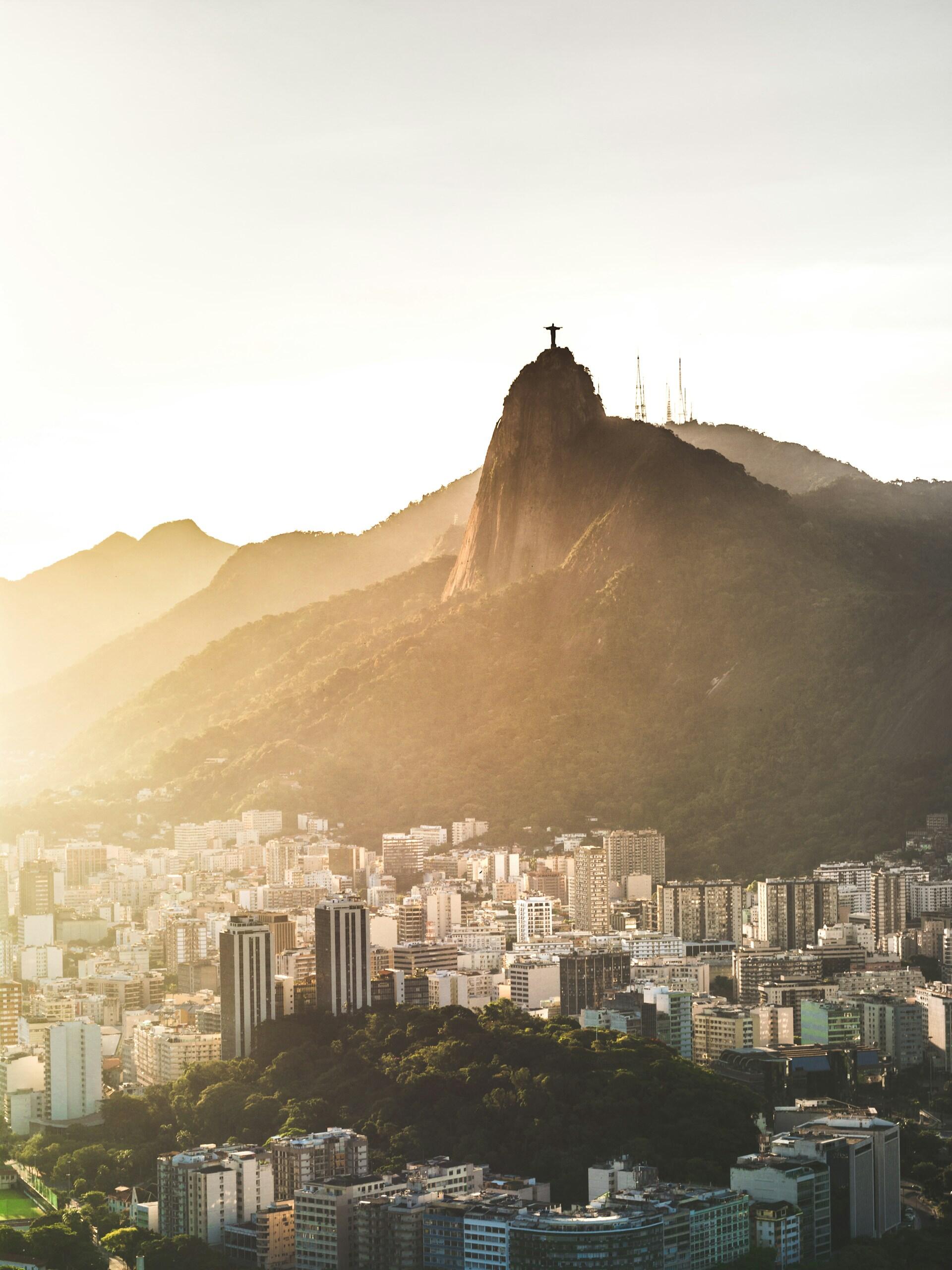 Rio de Janeiro, Brazylia, budynki i wieżowce na tle góry.