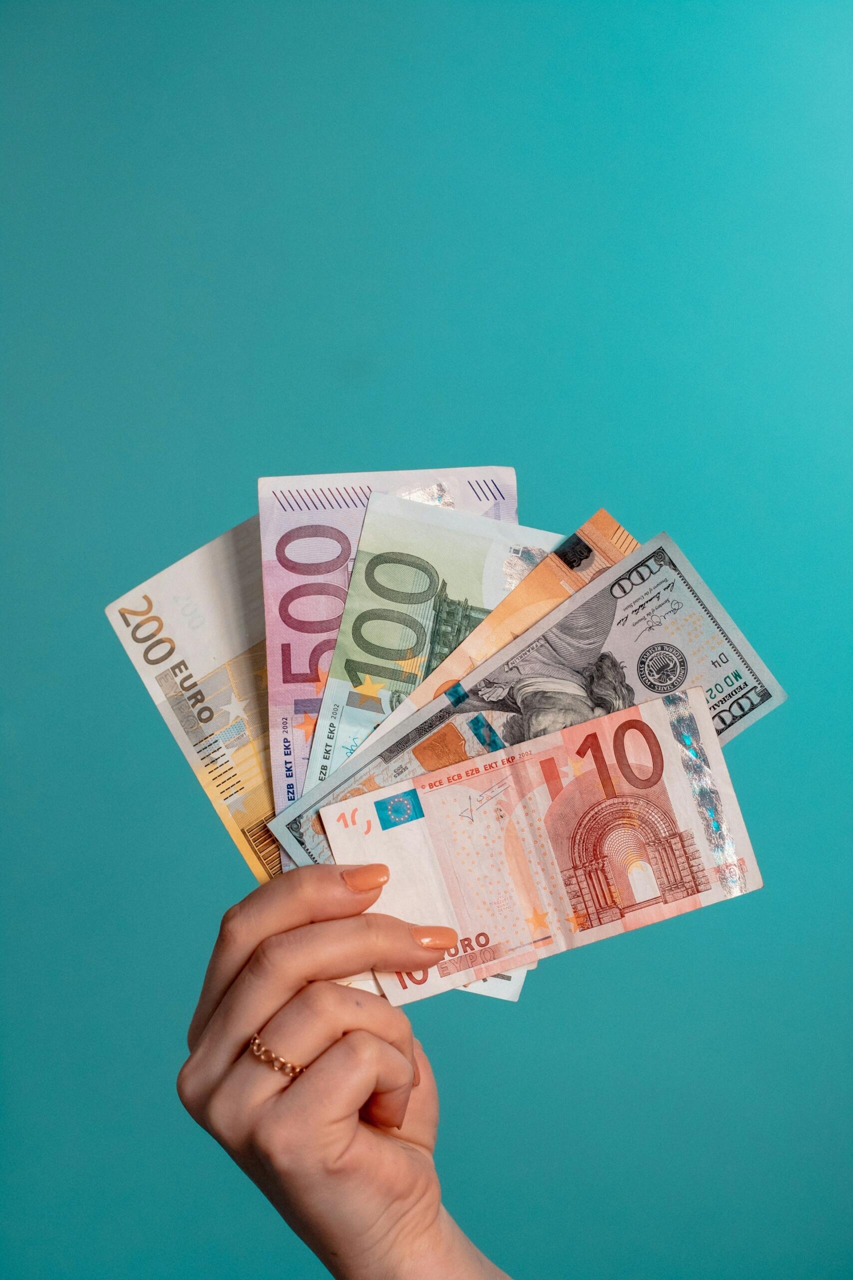 Banknoty Euro w kobiecej dłoni.