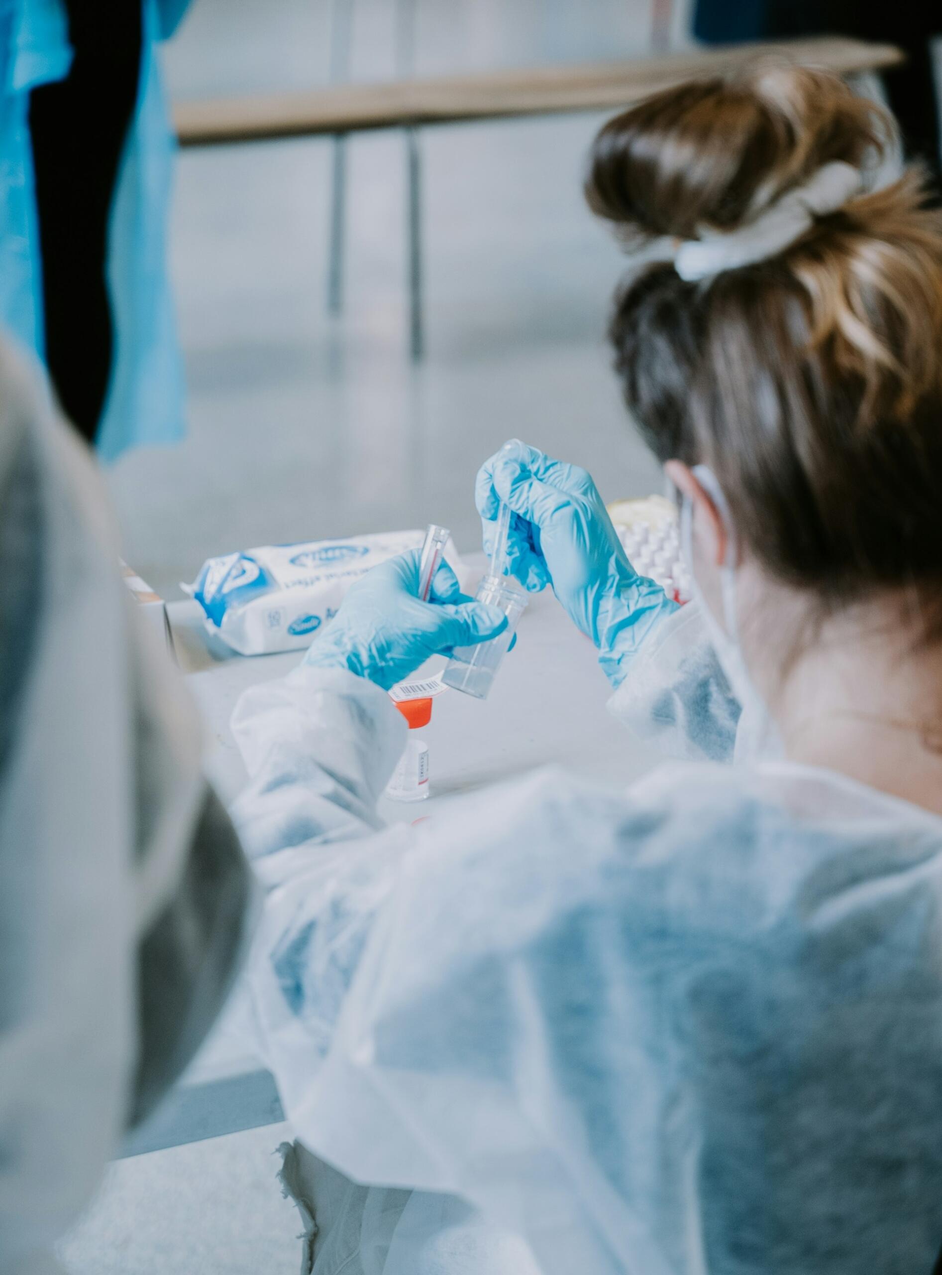 Kobieta z próbówkami w laboratorium.