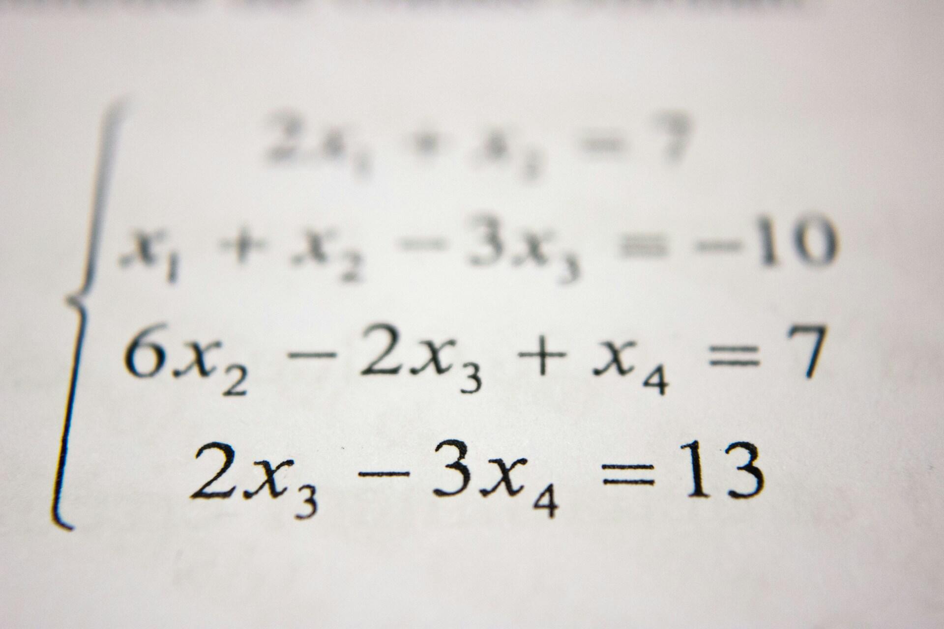 Róznania matematyczne z niewiadomą.