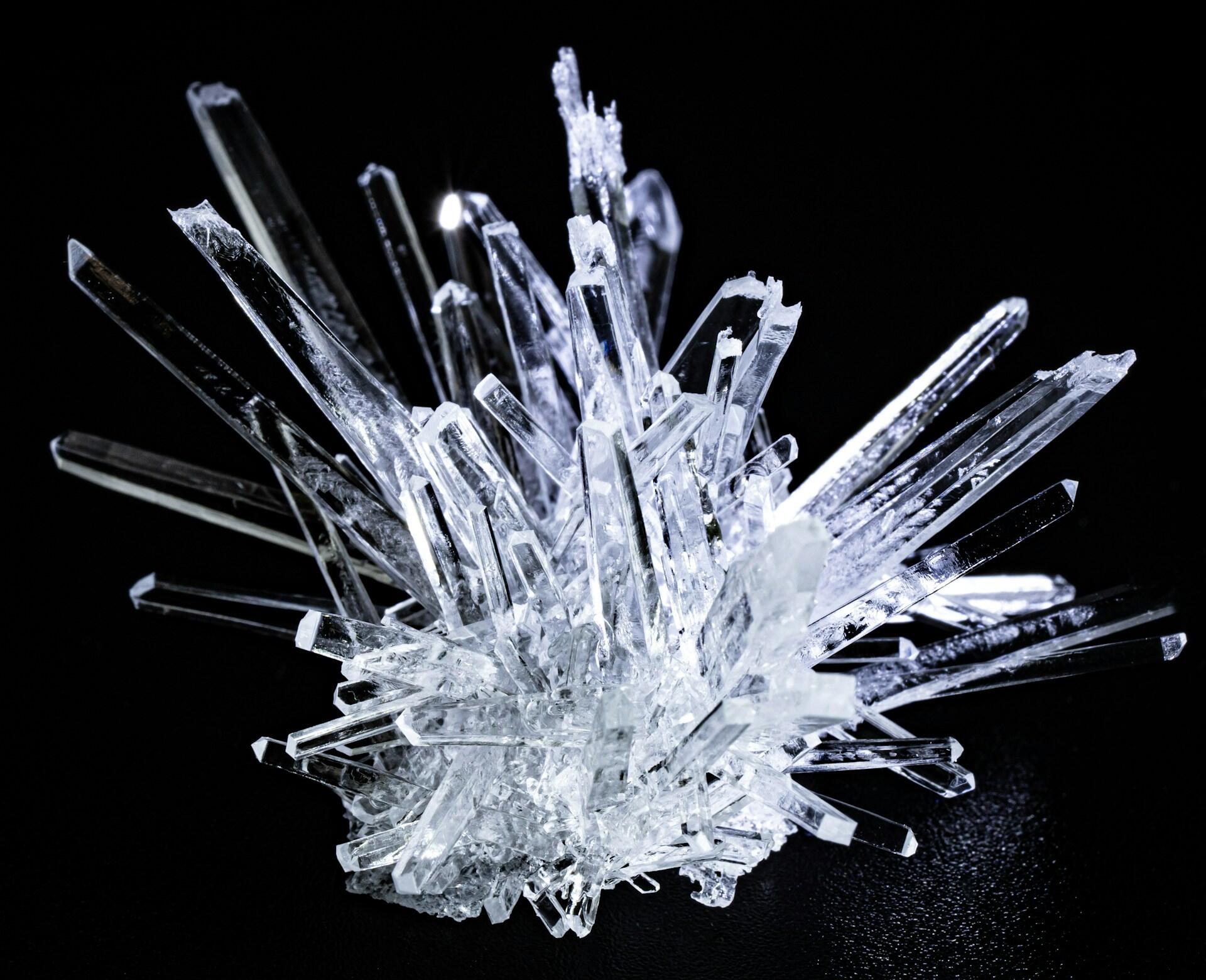 Przezroczysty kryształ mineralny.