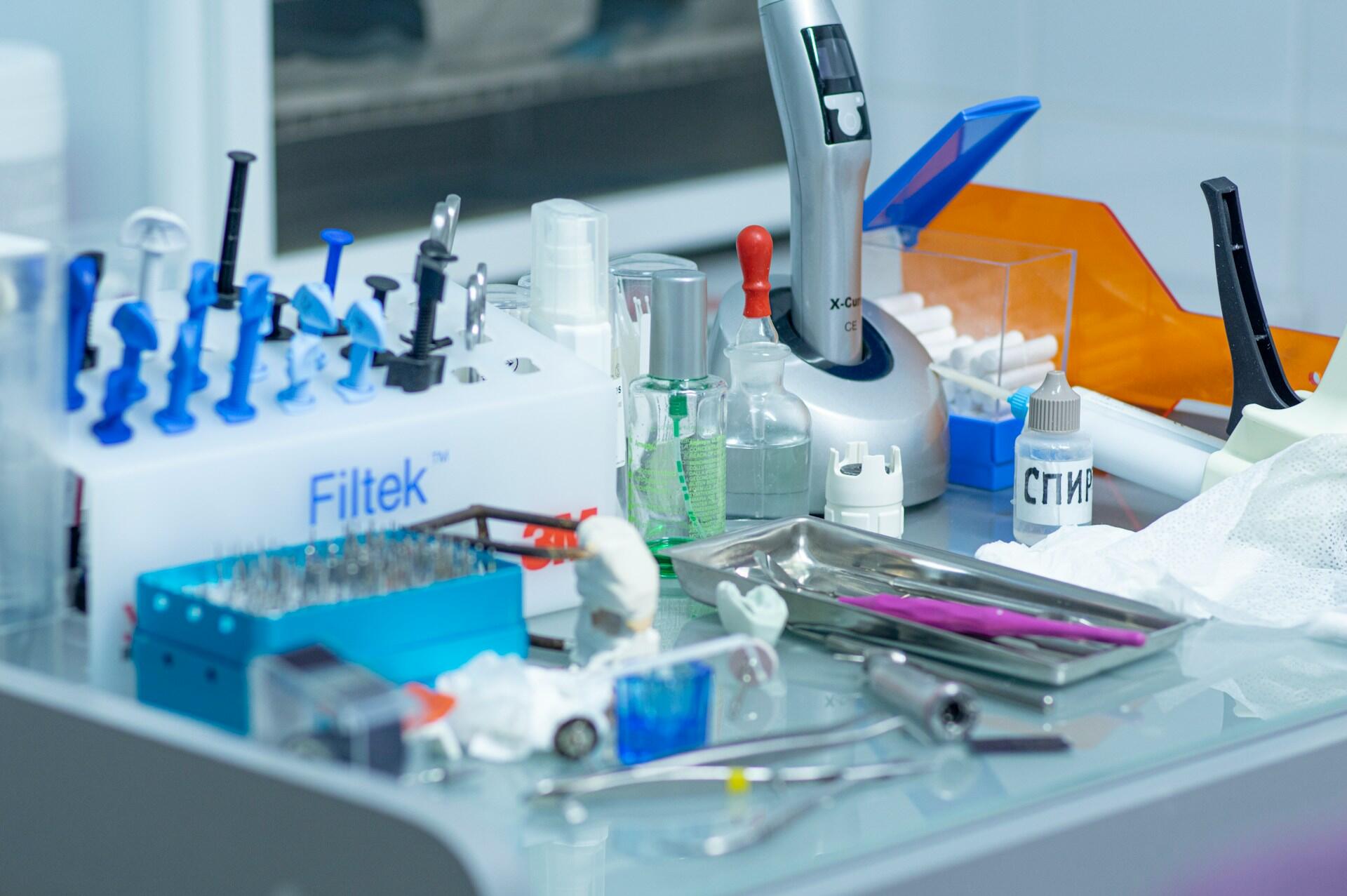 Przyrządy chemiczne w laboratorium.
