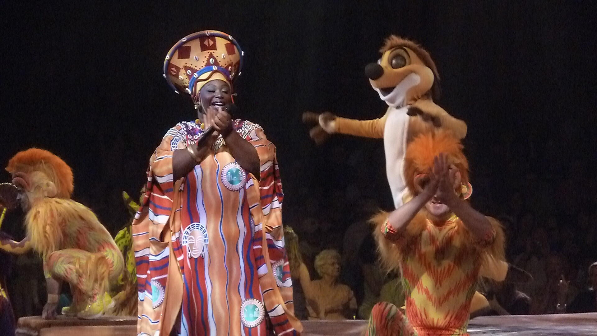 Kostiumy zwierzęce w musicalu Król Lew.
