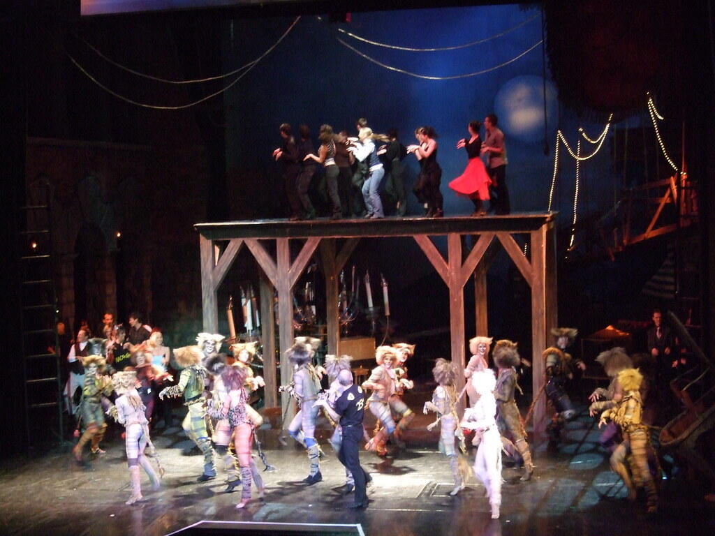 Aktorzy w kostiumach w musicalu Koty.