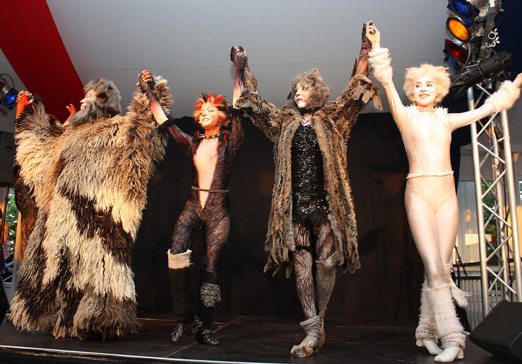 Aktorzy musicalu Koty kłaniający się na koniec przedstawienia.