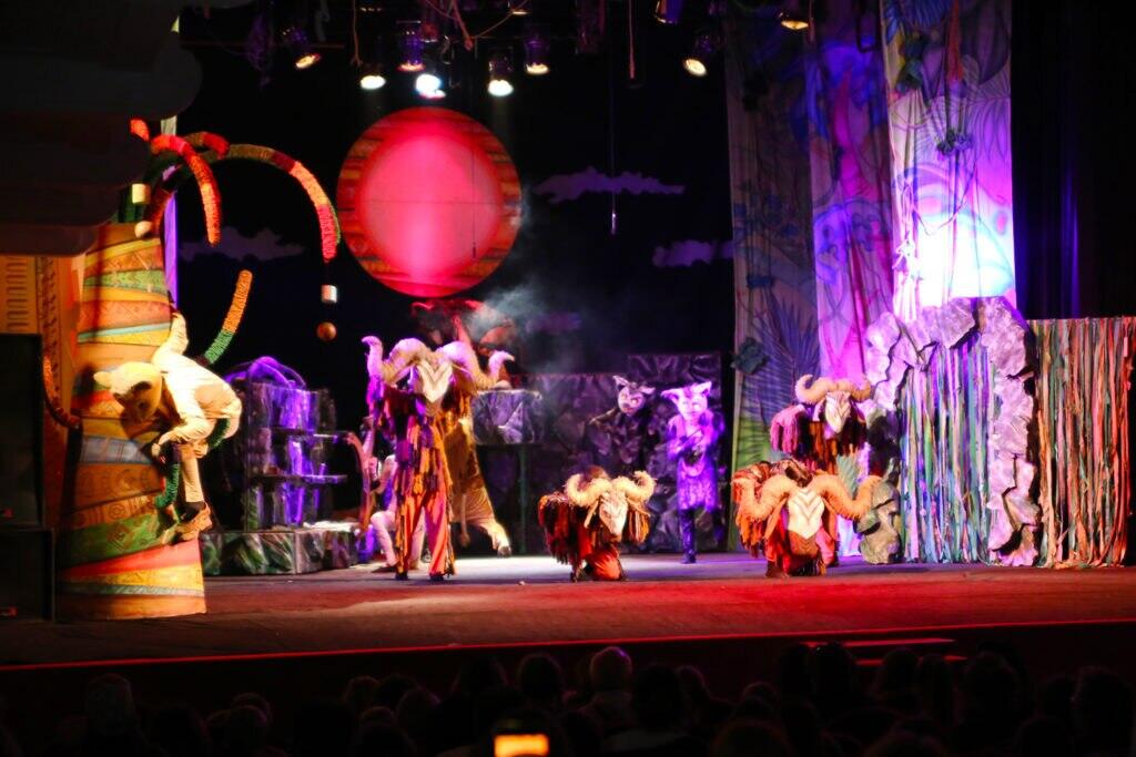 Aktorzy w zwierzęcych kostiumach w przedstawieniu Król Lew.