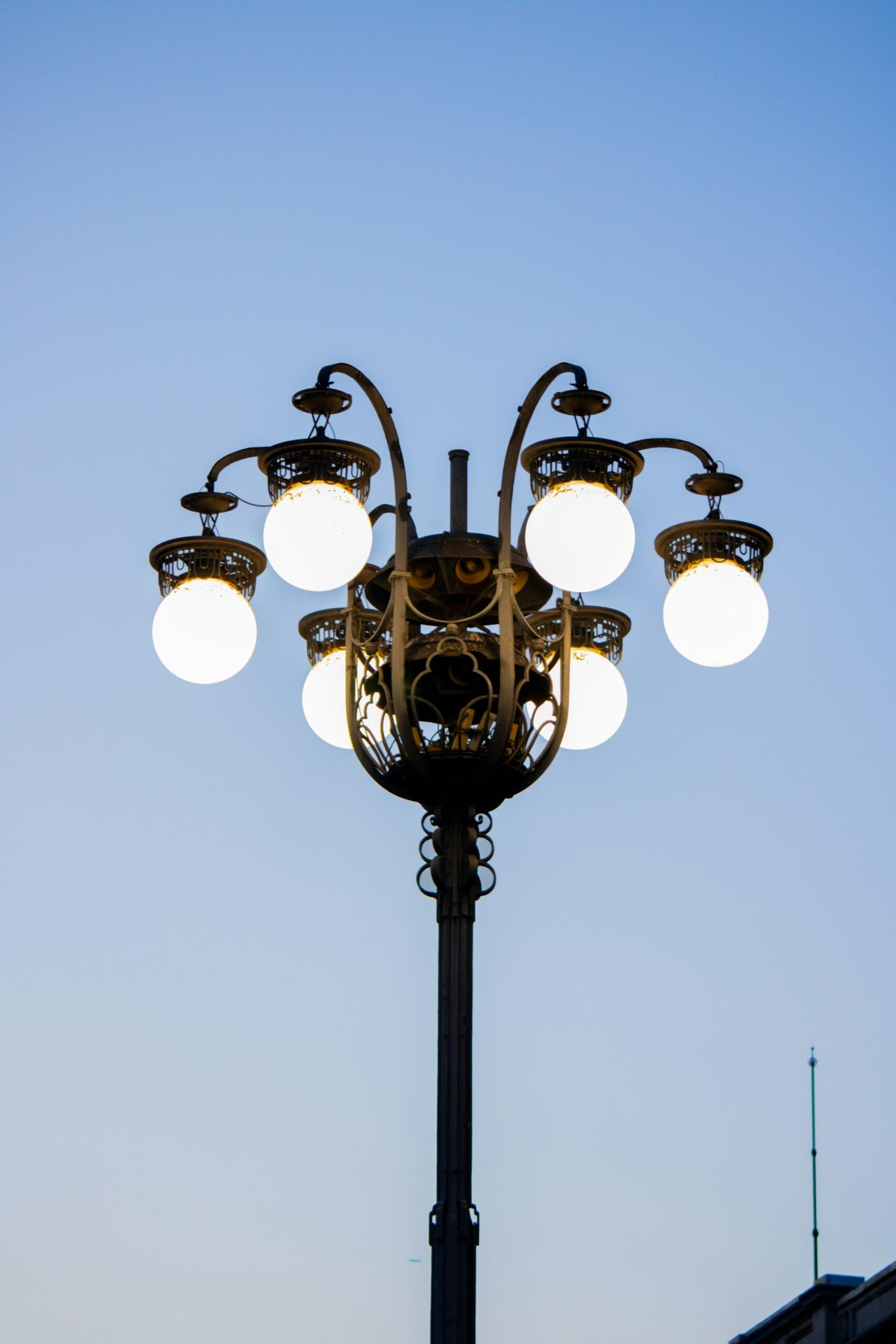 Ornamentowa latarnia z okrągłymi lampionami.