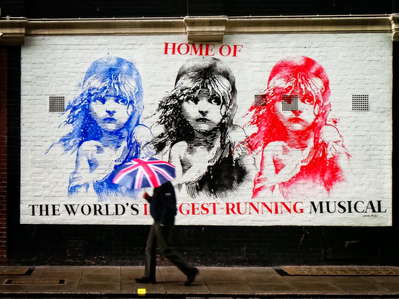 Kolorowy mural z dziewczynką z Les Miserables.