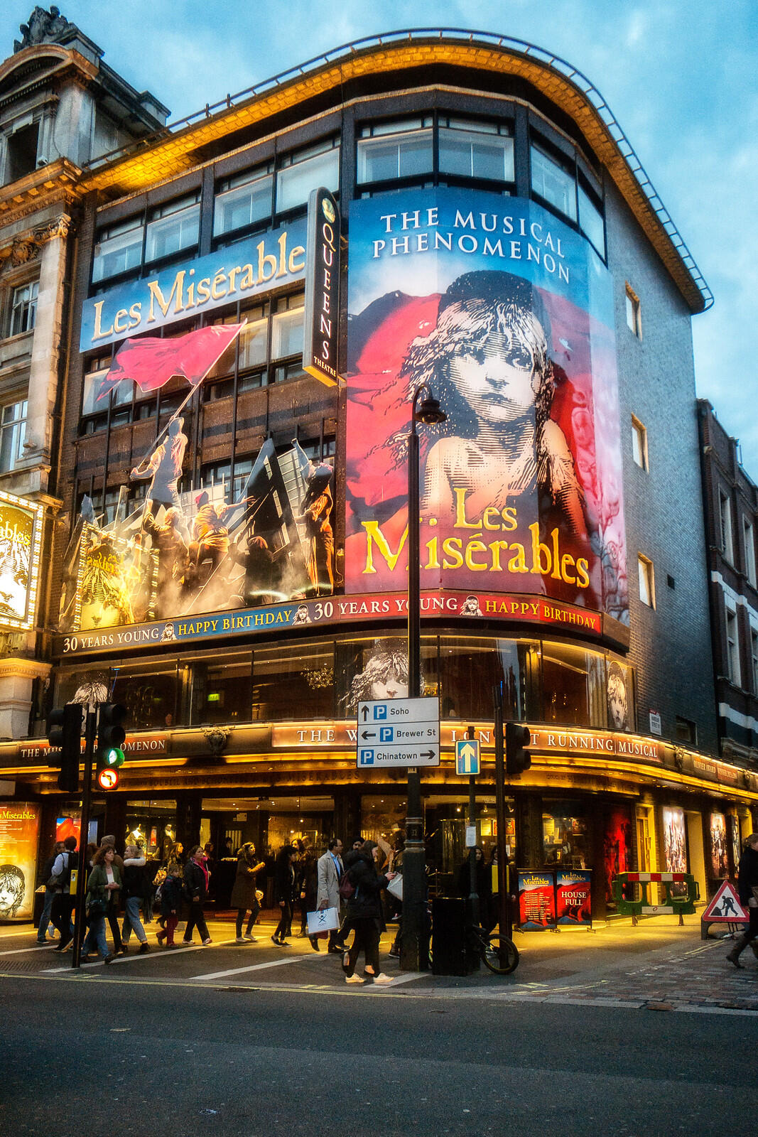 Reklamy musicalu Les Miserables na ścianie teatru.