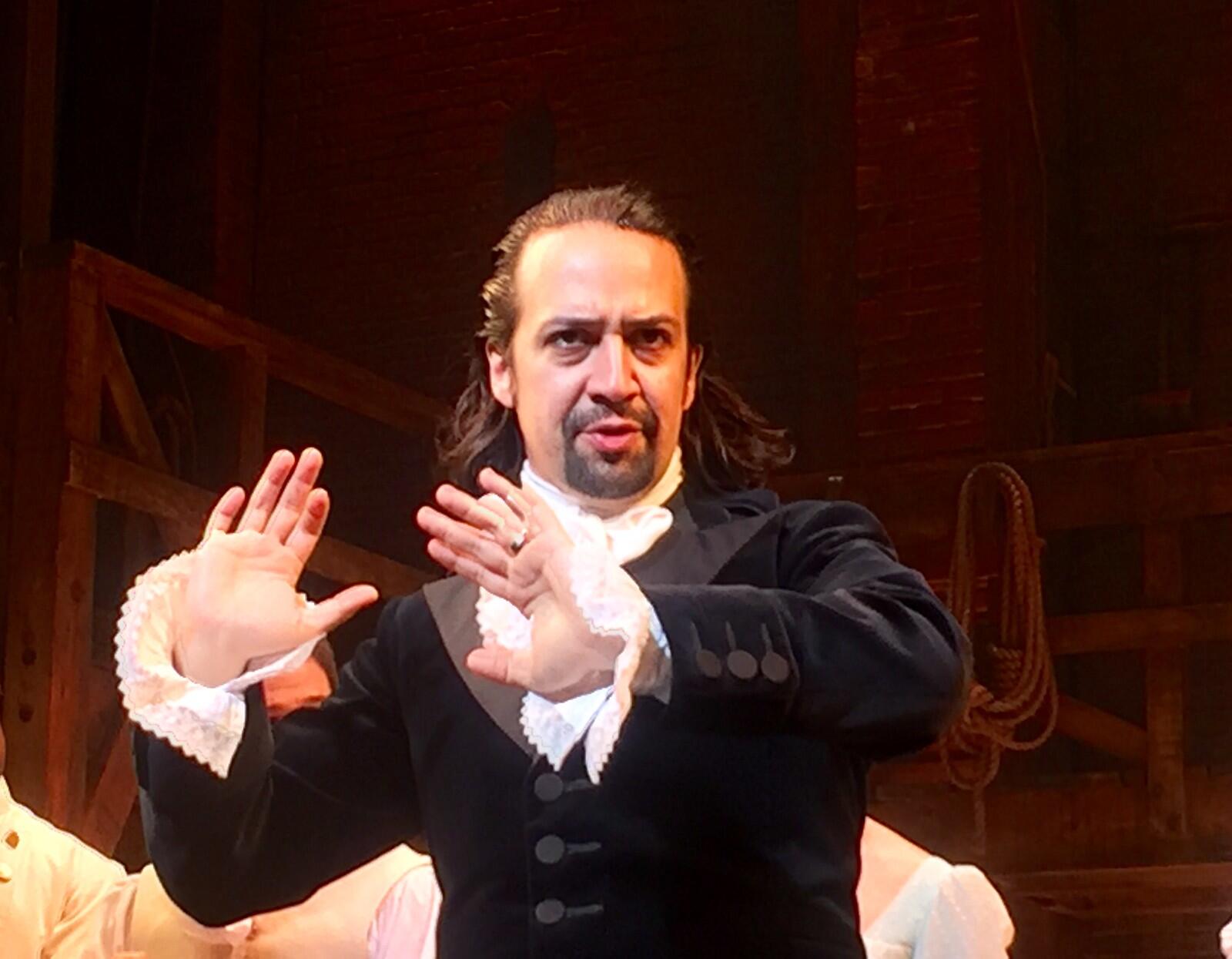 Lin-Manuel Miranda w roli Hamiltona na scenie.