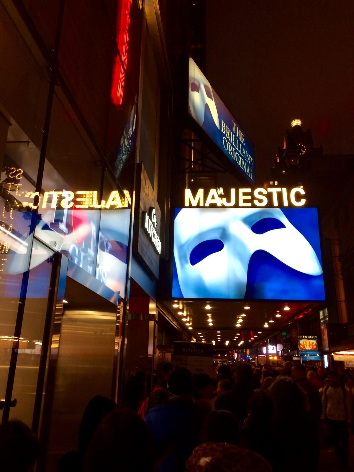 Upiór w operze na szyldzie teatru Majestic.