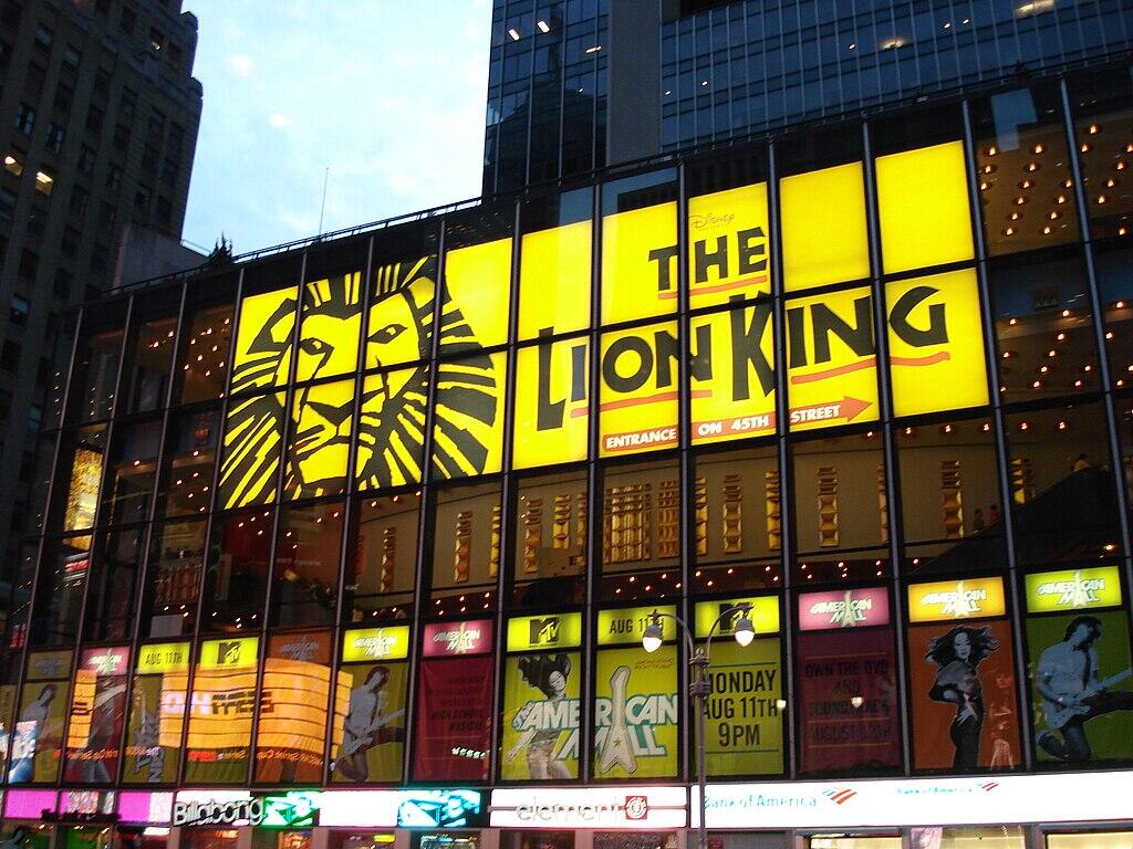 Reklama musicalu Król Lew na oknach budynku.