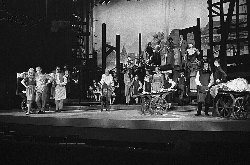 Scenografia i aktorzy musicalu Oliver!