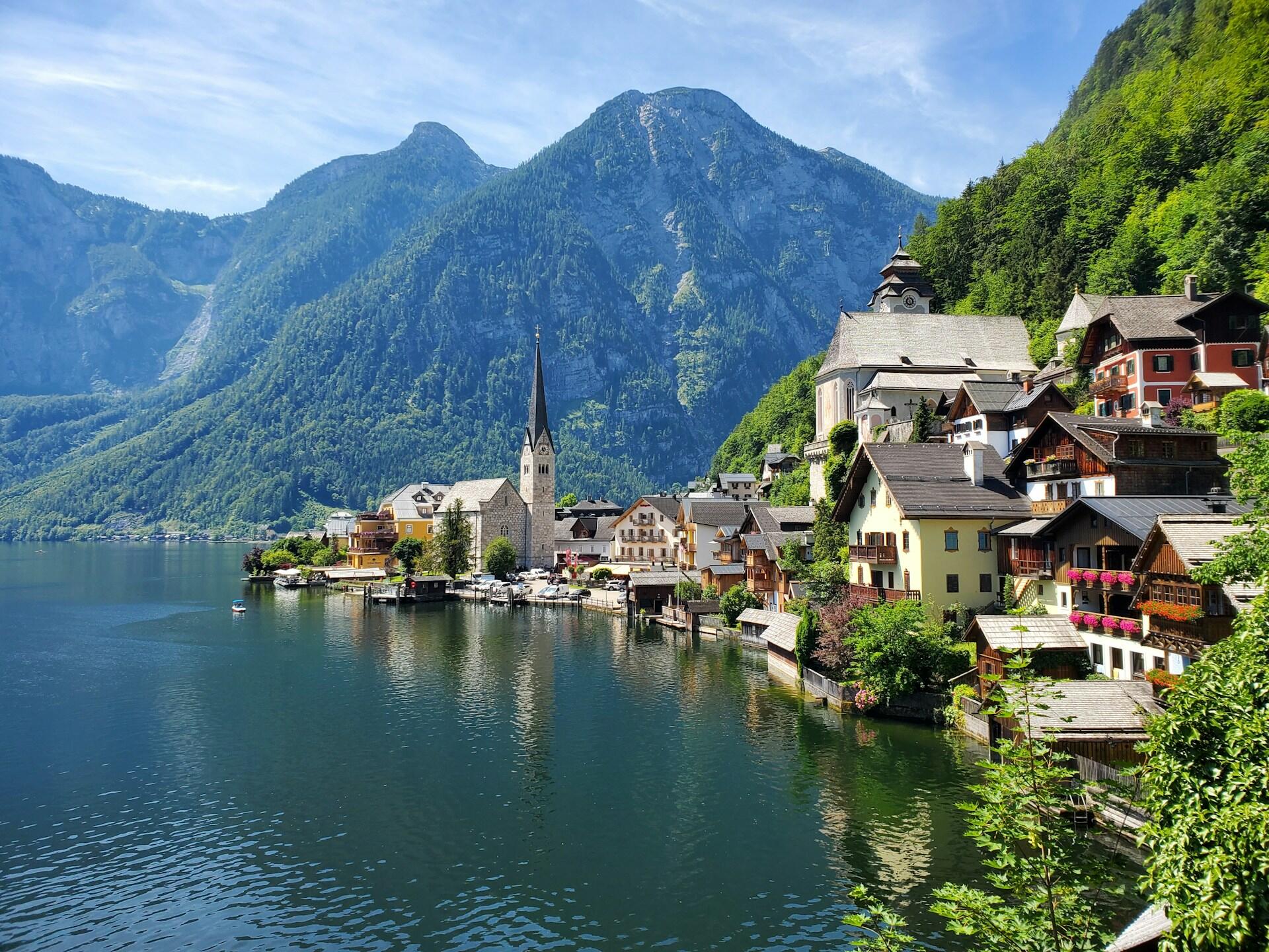 Hallstatt, Austria, miasteczko nad wodą wśród gór.