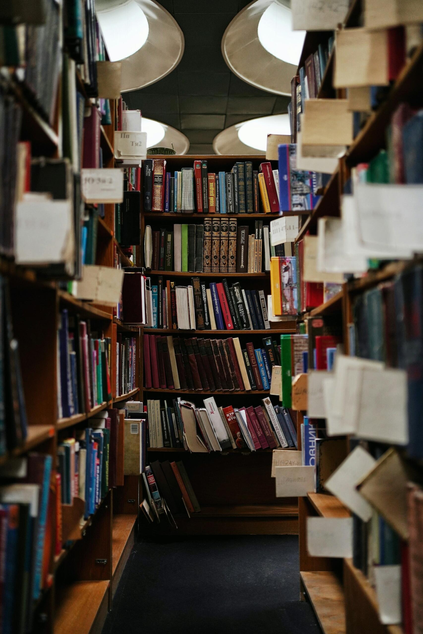 Książki na regałach w bibliotece.
