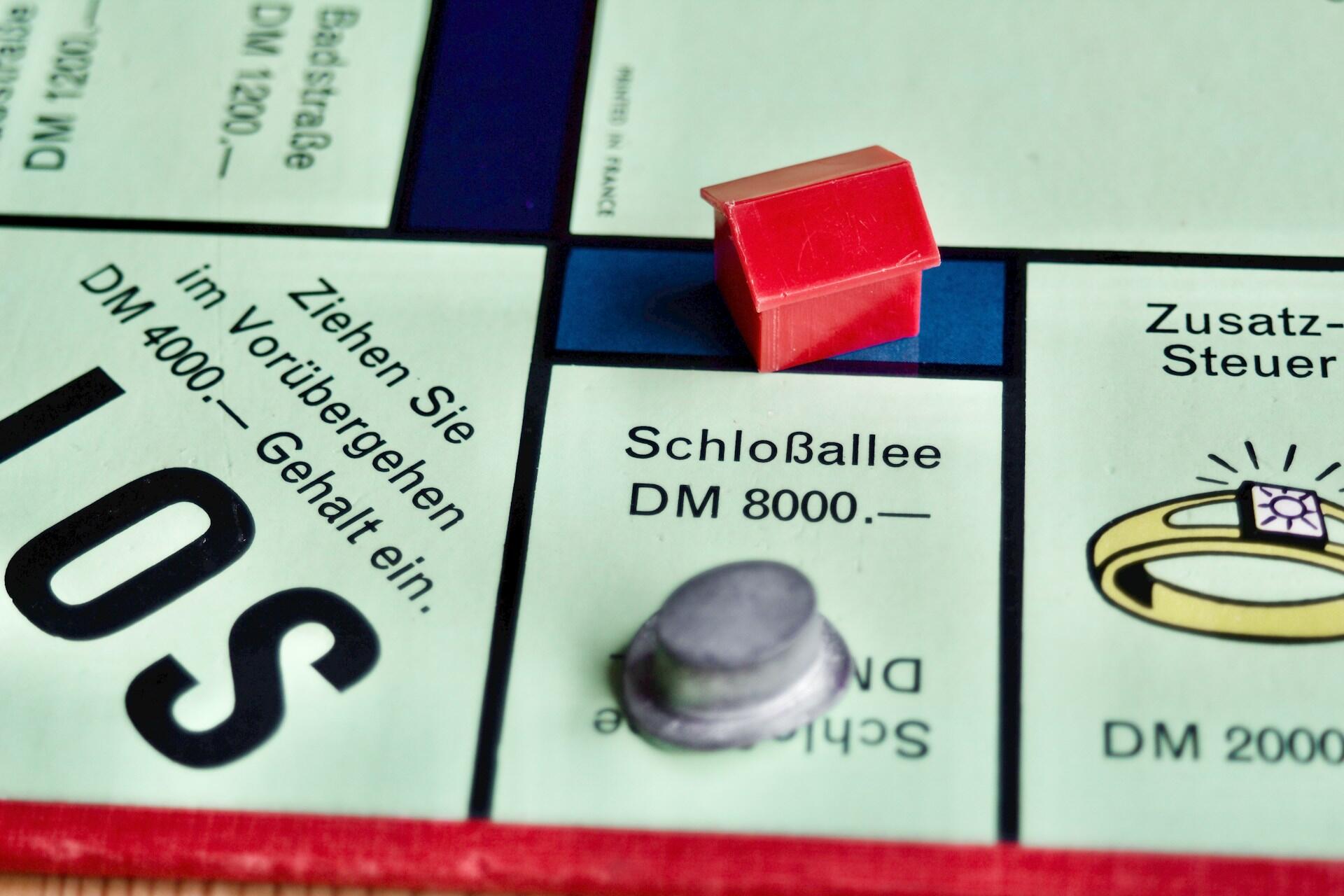 Plansza do gry Monopoly z niemieckimi napisami.