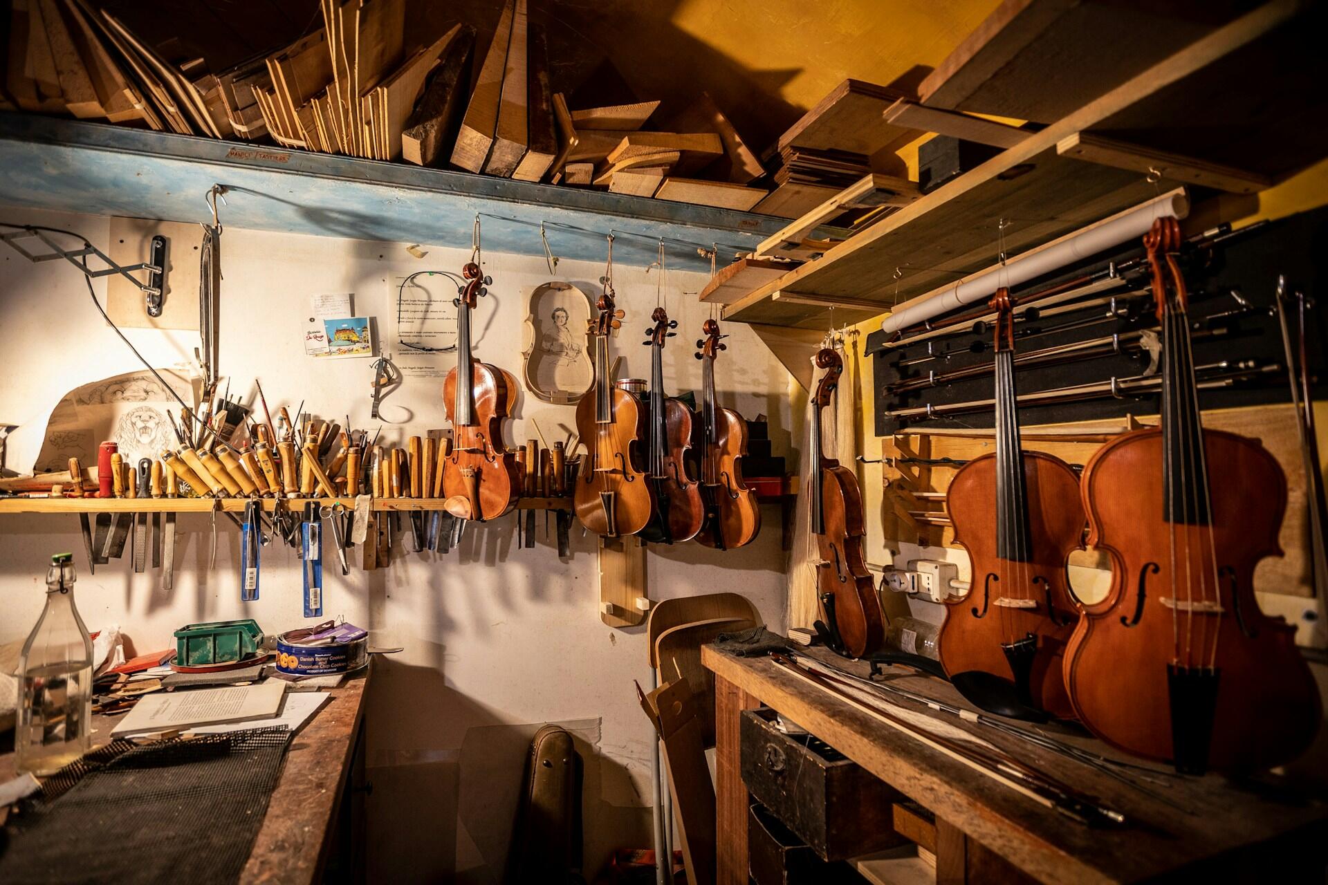 Instrumenty muzyczne w pracowni lutnika.