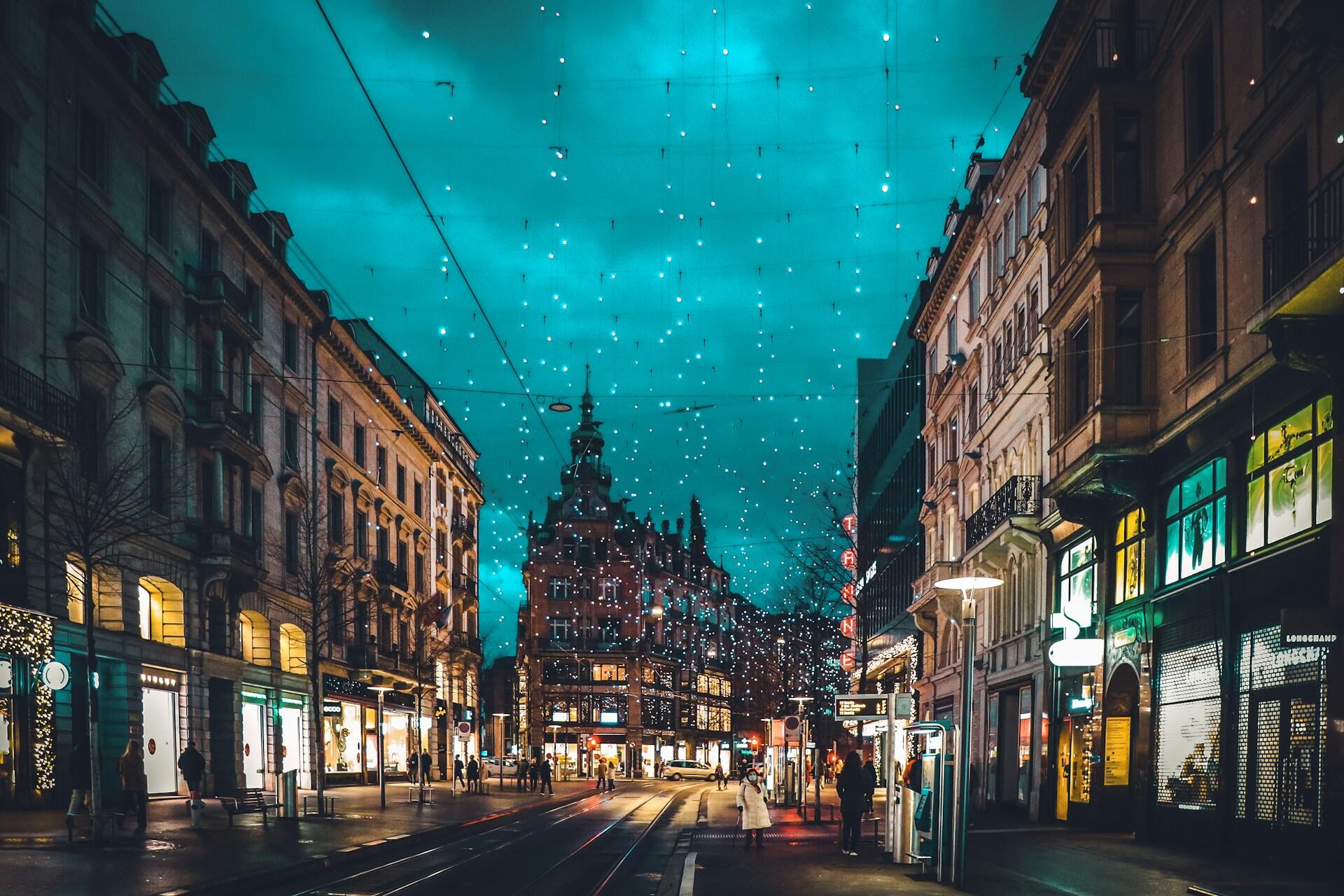 Zurych, Szwajcaria, centrum miasta nocą.