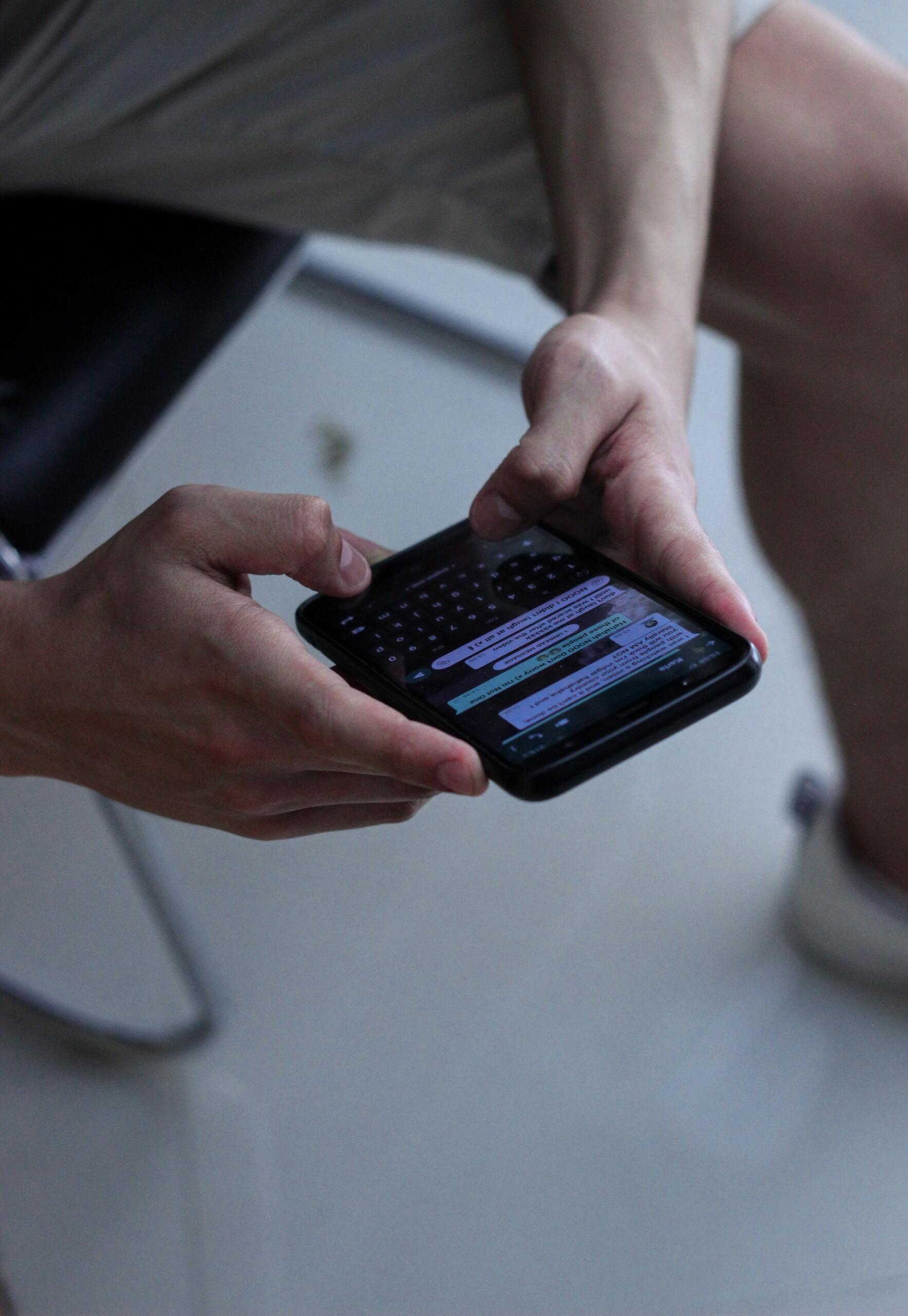 Mężczyzna piszący wiadomości tekstowe.