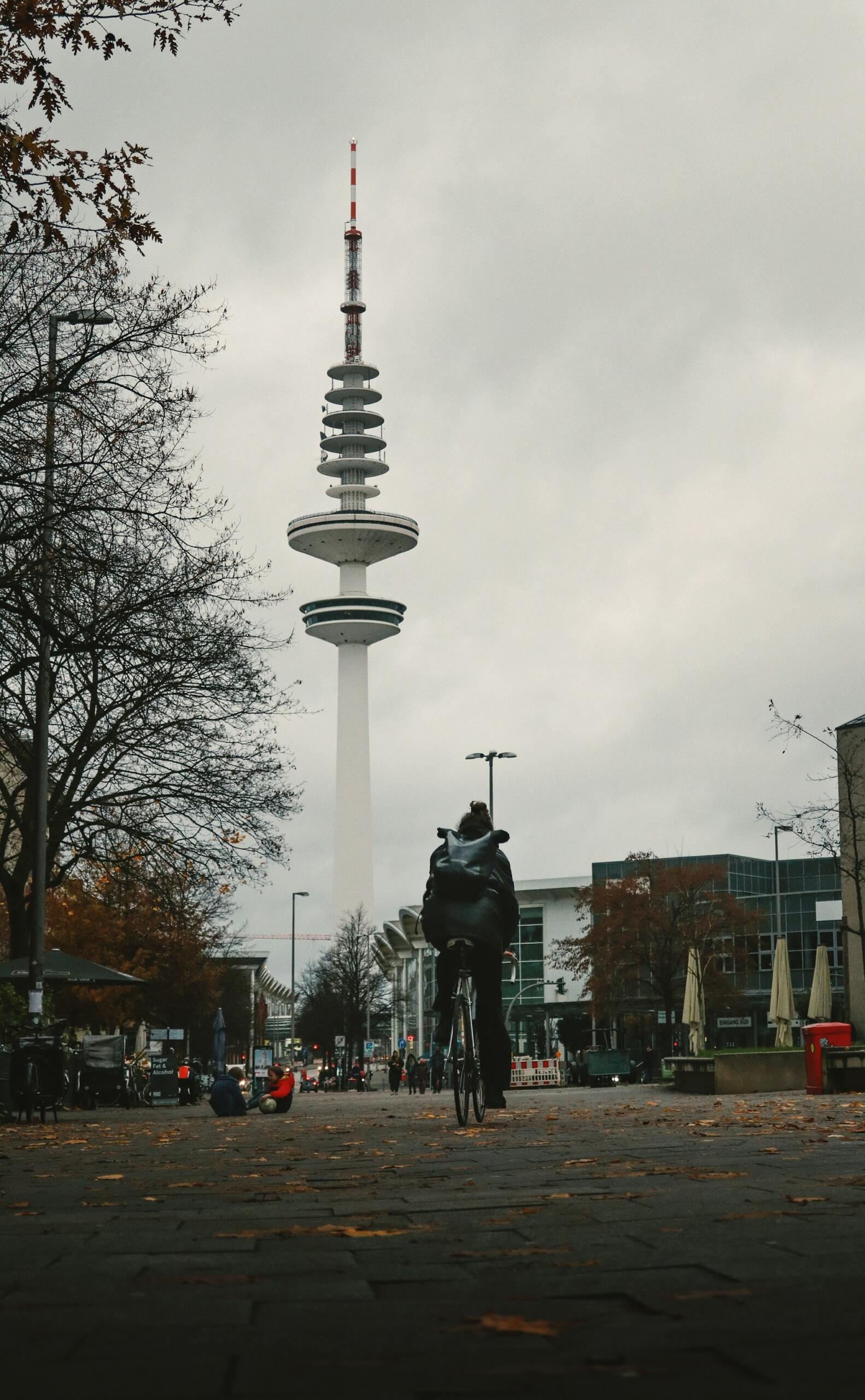 Hamburg, Niemcy, rowerzysta i wieża telewizyjna.