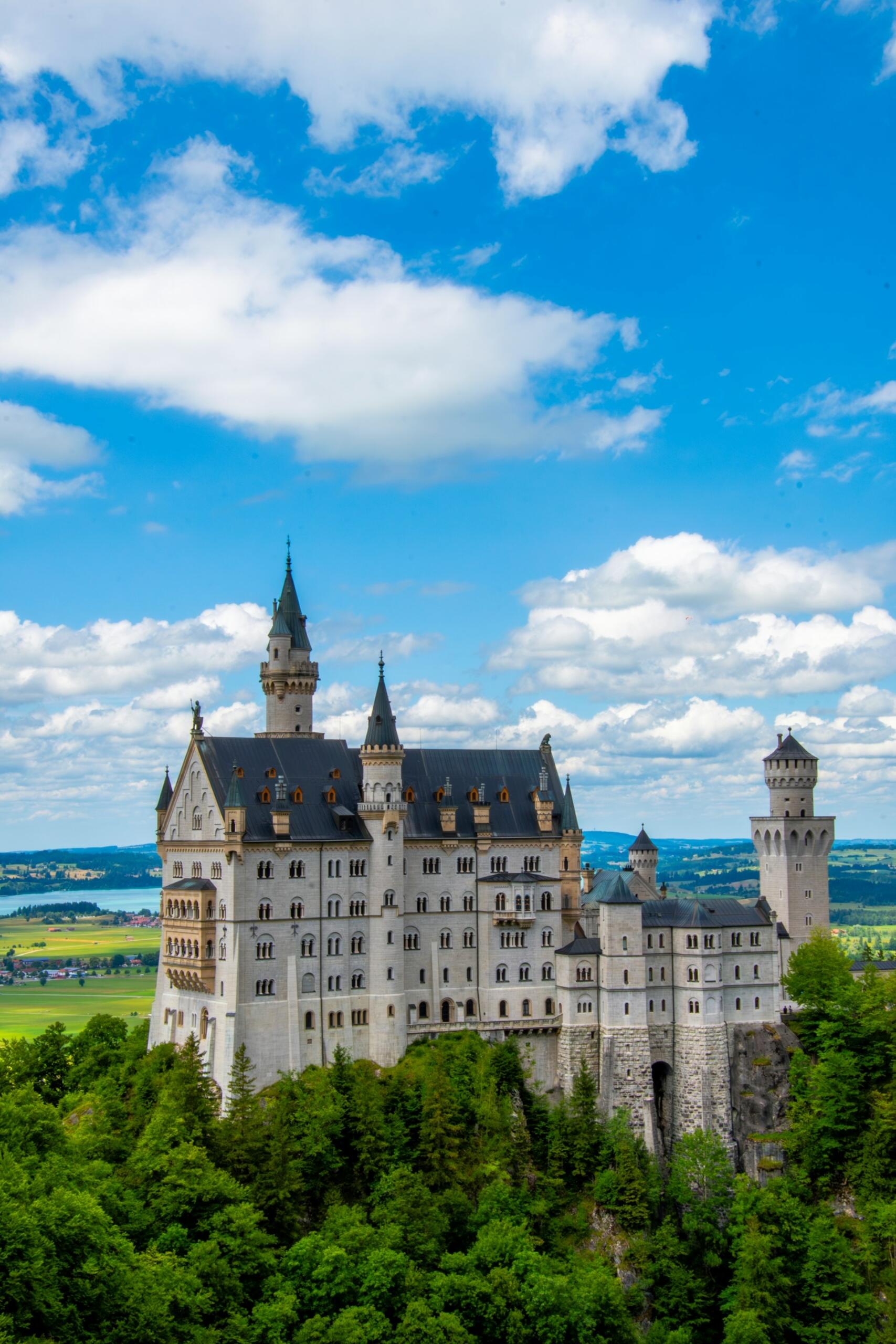 Schwangau, Niemcy, zamek wśród drzew.
