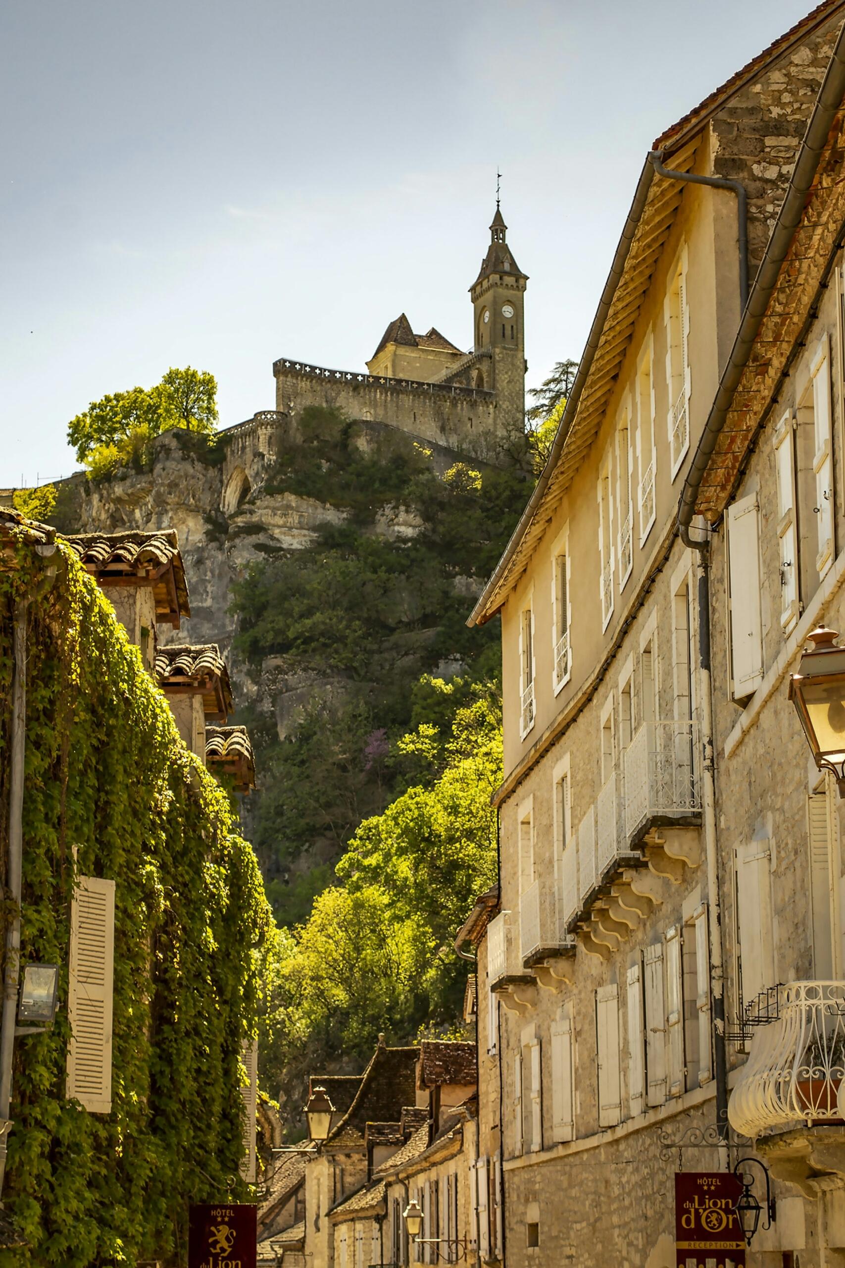 Rocamadour, Francja, elewacje budynków i zamek na wzgórzu.