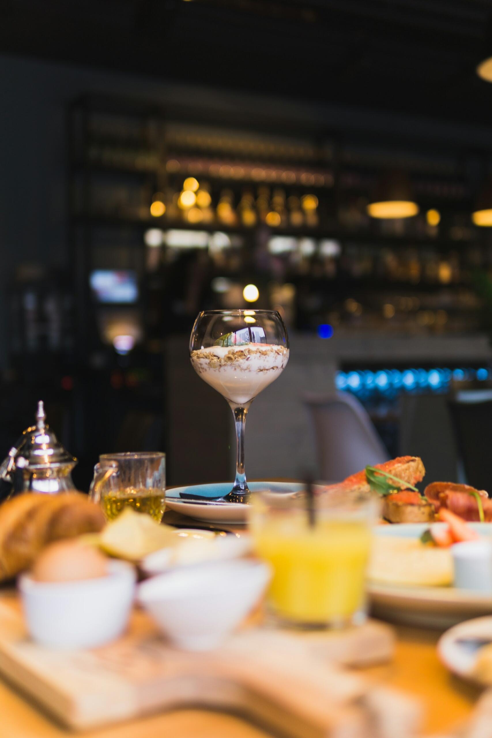 Stolik w bistro zastawiony jedzeniem.