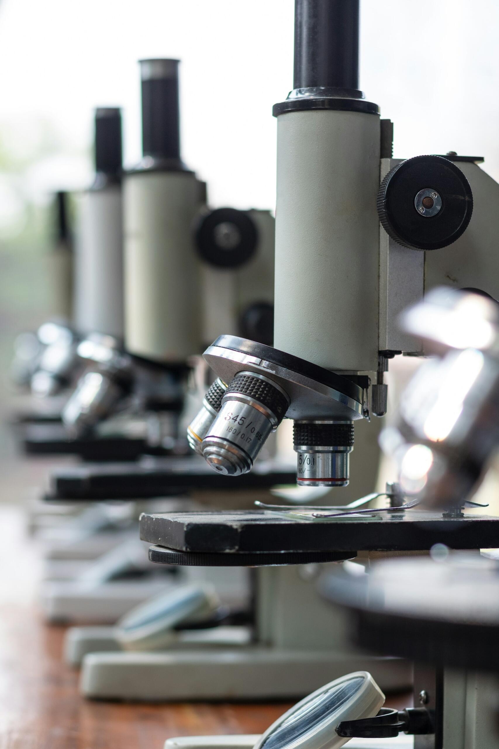 Szare mikroskopy w rzędzie.