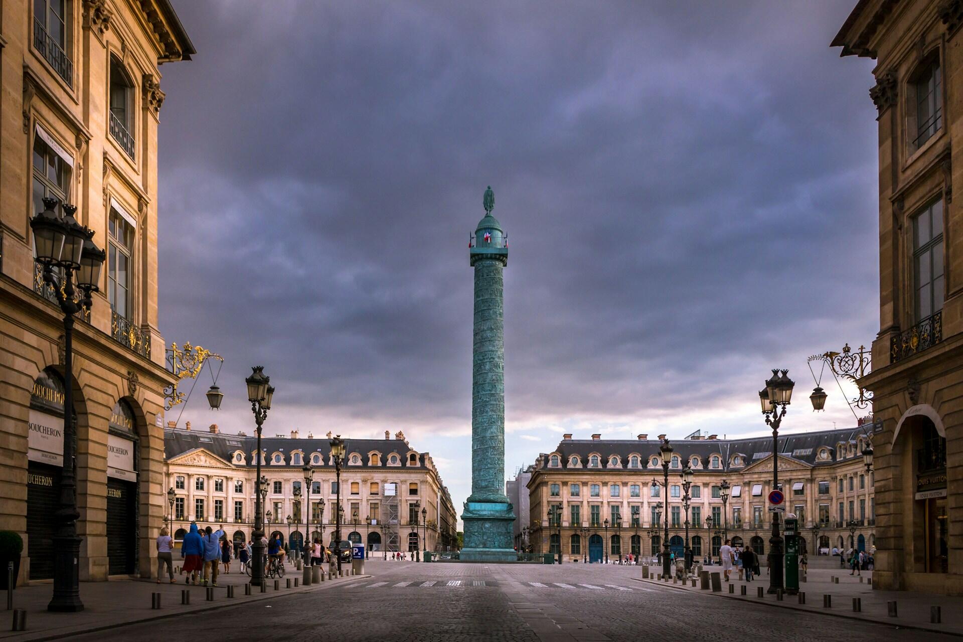 Paryż, Francja, Place Vendome, ludzie na ulicy.