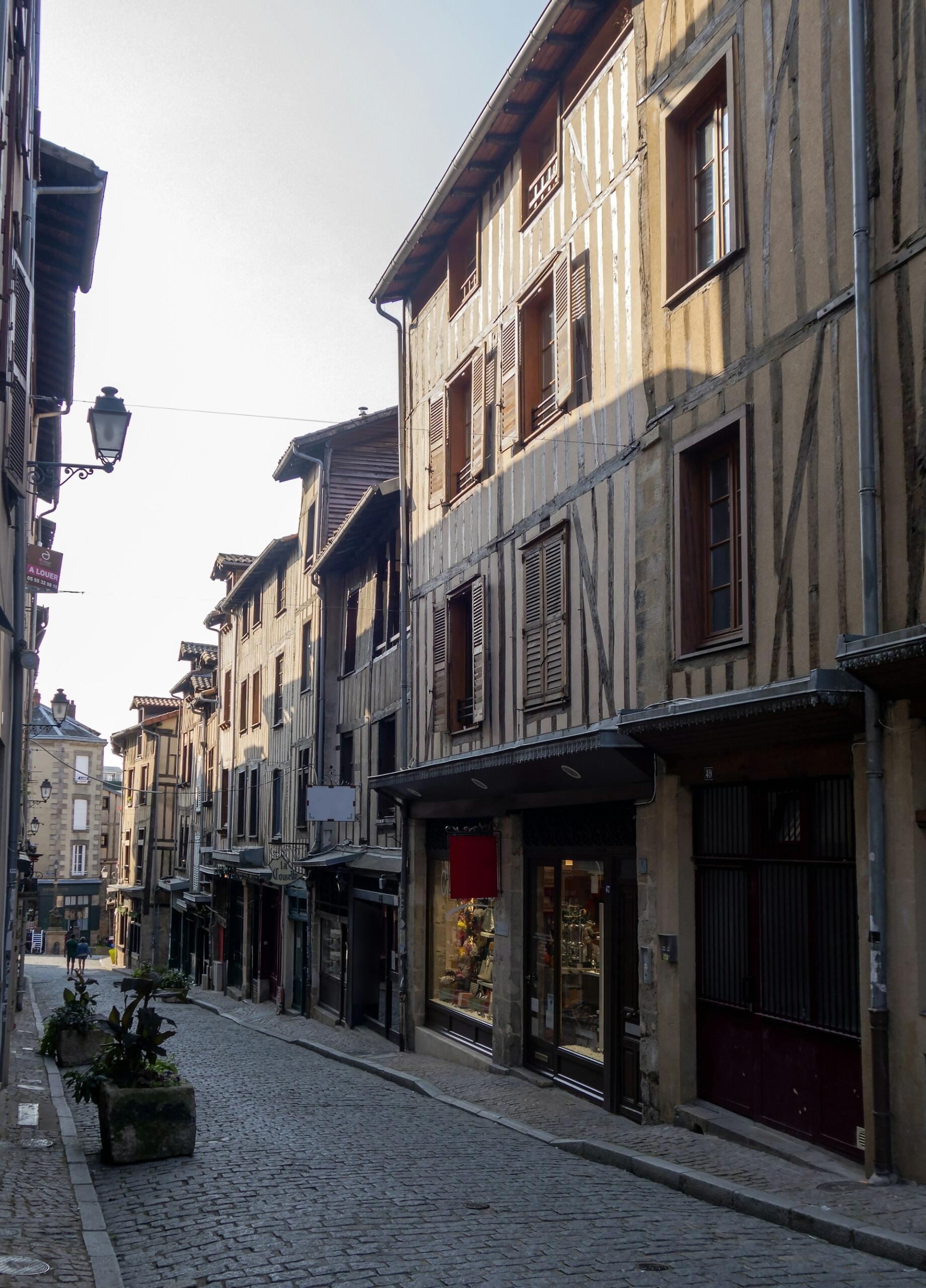 Limoges, Francja, wąska uliczka z kamiennym brukiem.