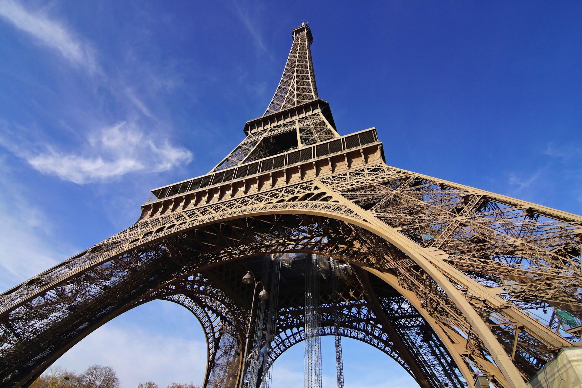 Paryż, Francja, zbliżenie na podstawę Wieży Eiffla.