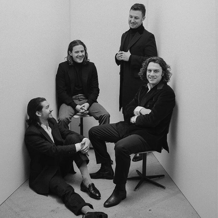 Czarno-białe zdjęcie członków Arctic Monkeys