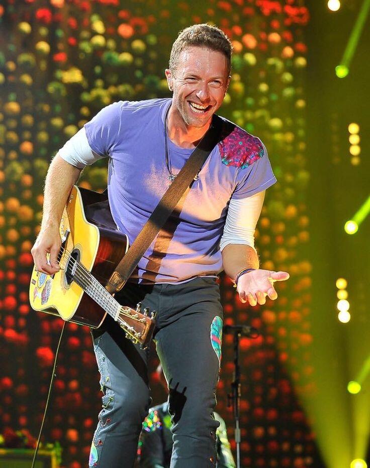 Chris Martin na scenie z gitarą