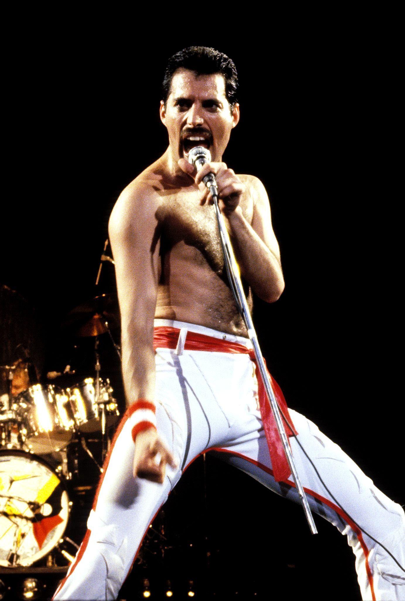 Freddie Mercury podczas koncertu na Live Aid, w białych spodniach
