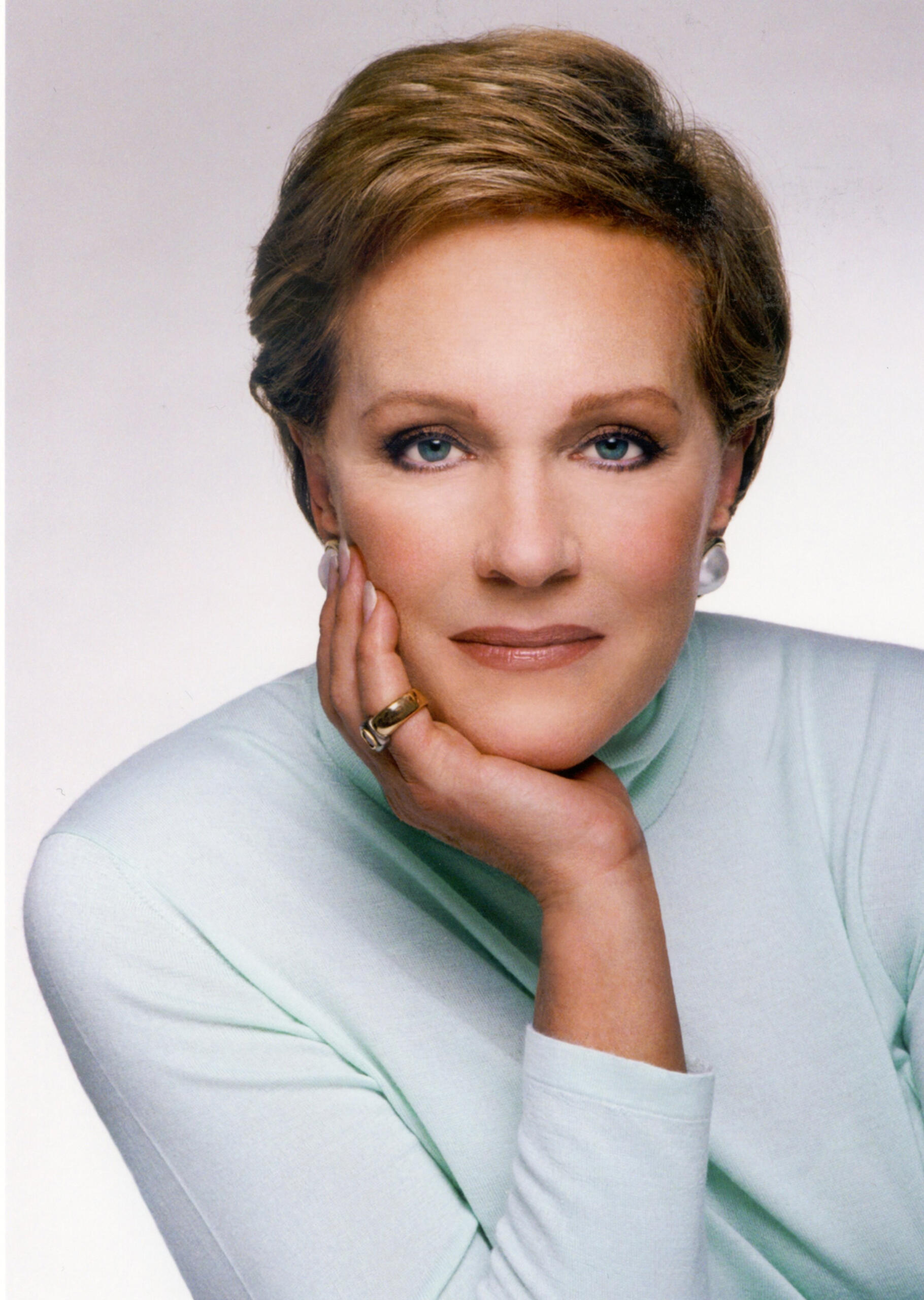 Julie Andrews w błękitnym golfie