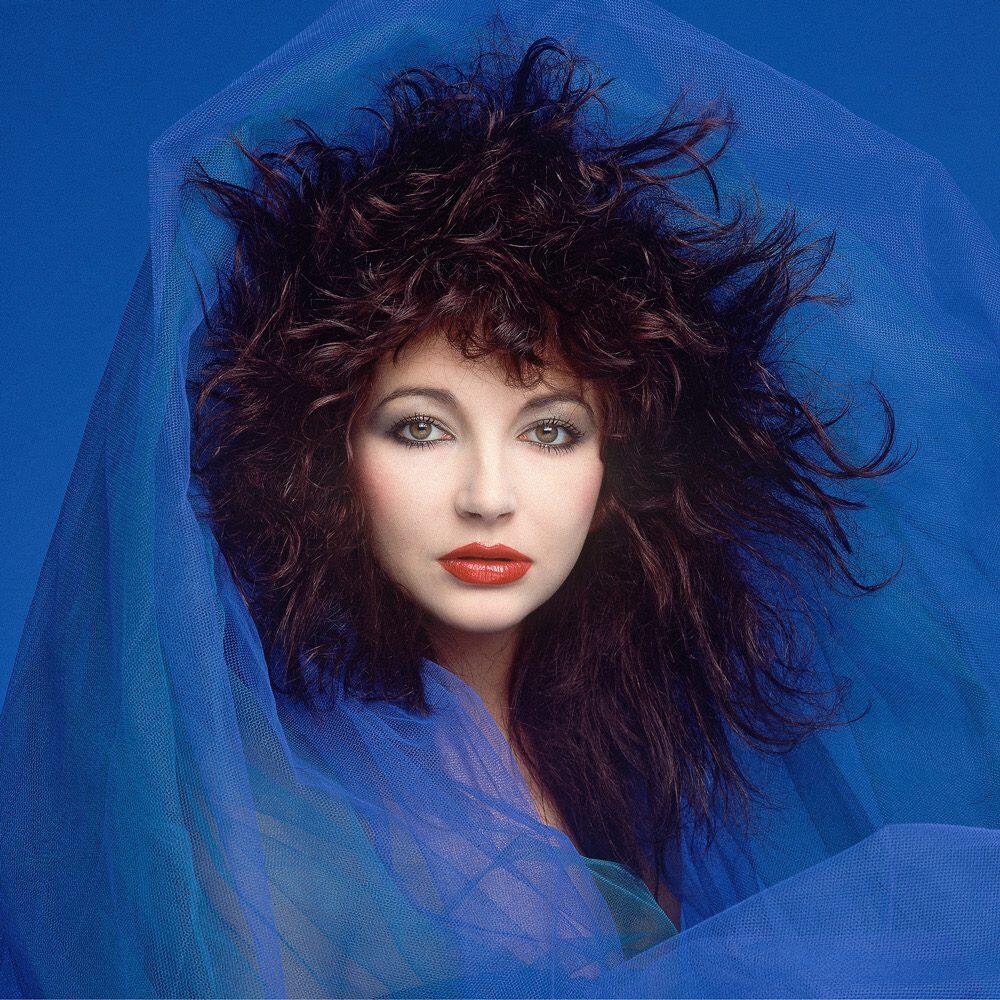 Kate Bush w niebieskiej sukience z burzą loków