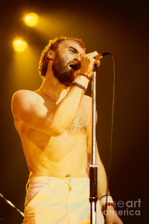Phil Collins na scenie z mikrofonem