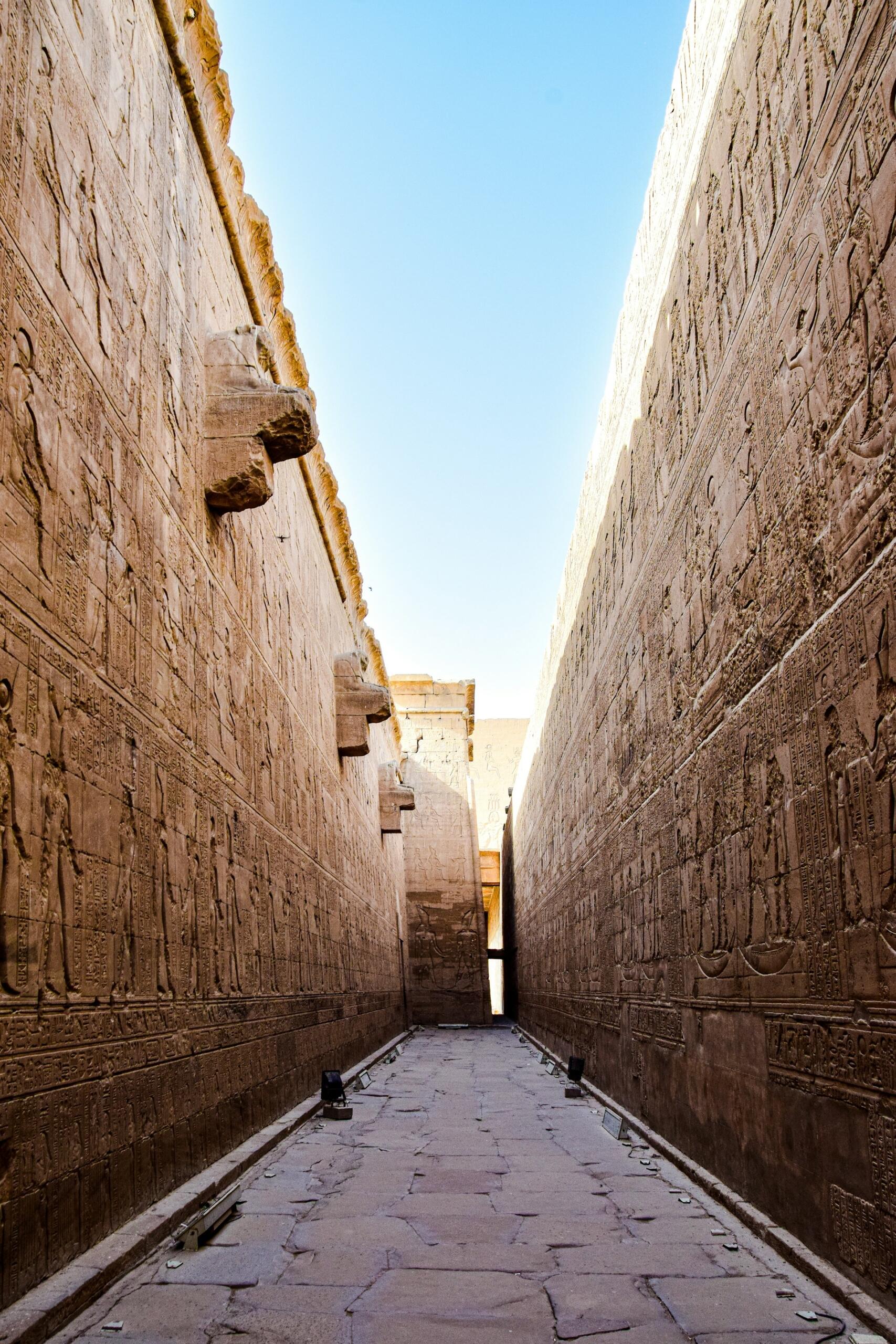 Edfu, Egipt, ściany pokryte hieroglifami.