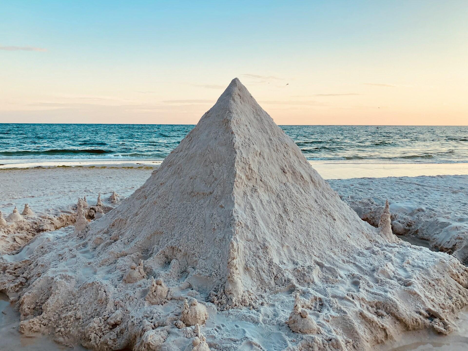 Trójkątna sterta piasku na plaży.