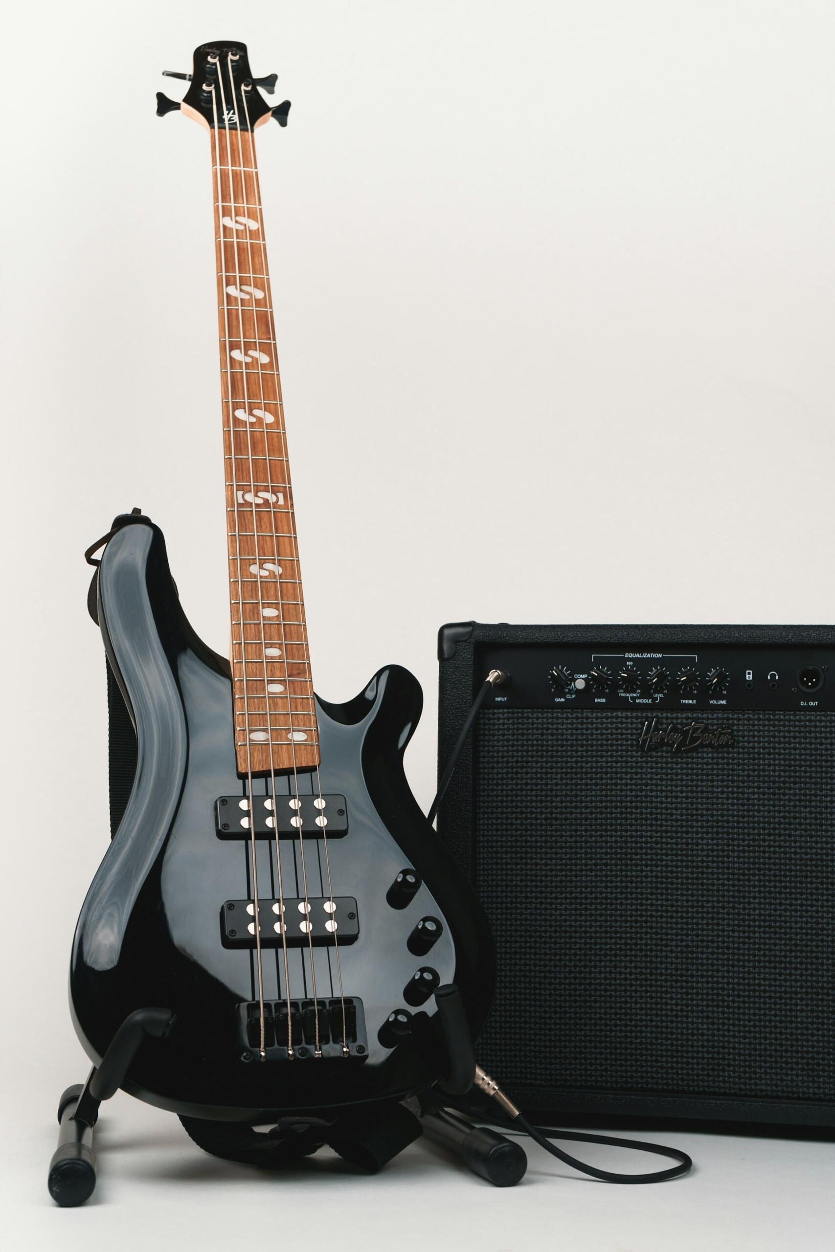 Czarna elektryczna gitara basowa ze wzmacniaczem.