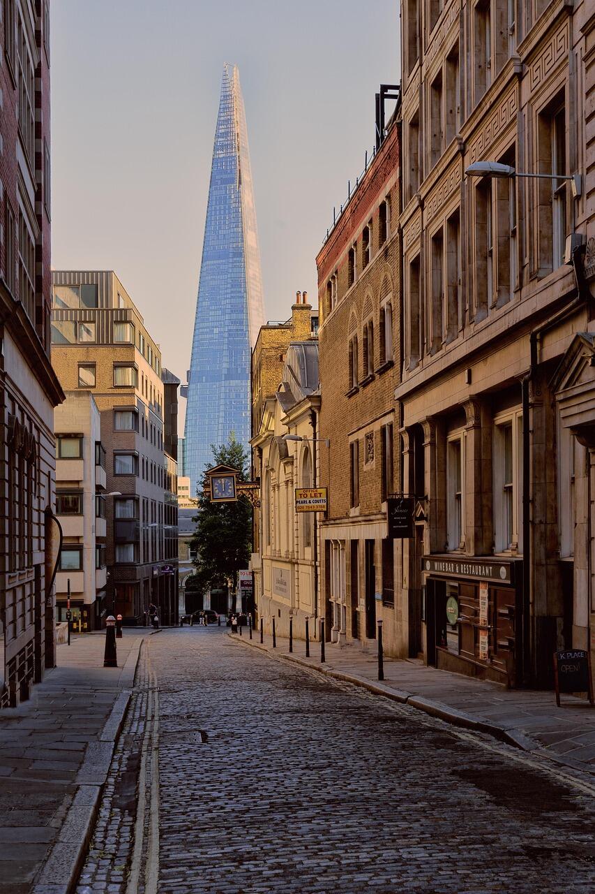 Widok na uliczkę z The Shard, najwyższym budynkiem w Londynie