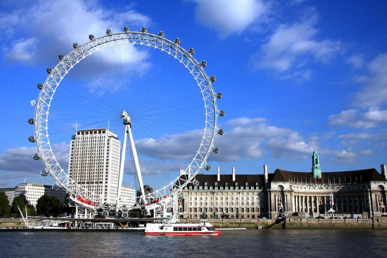 Widok na London Eye na brzegu Tamizy w Londynie