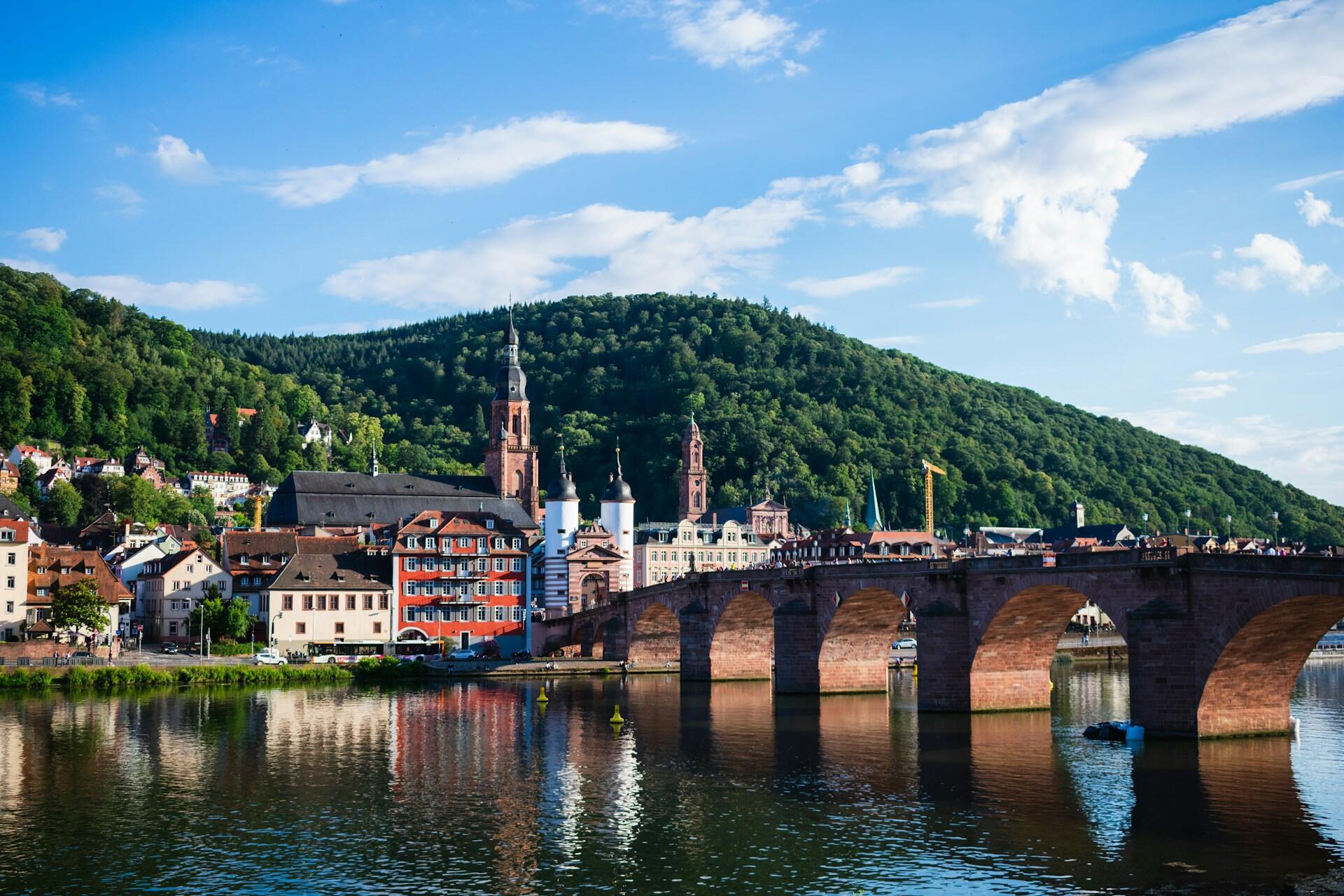 Heidelberg, Niemcy, miasto i most nad rzeką.