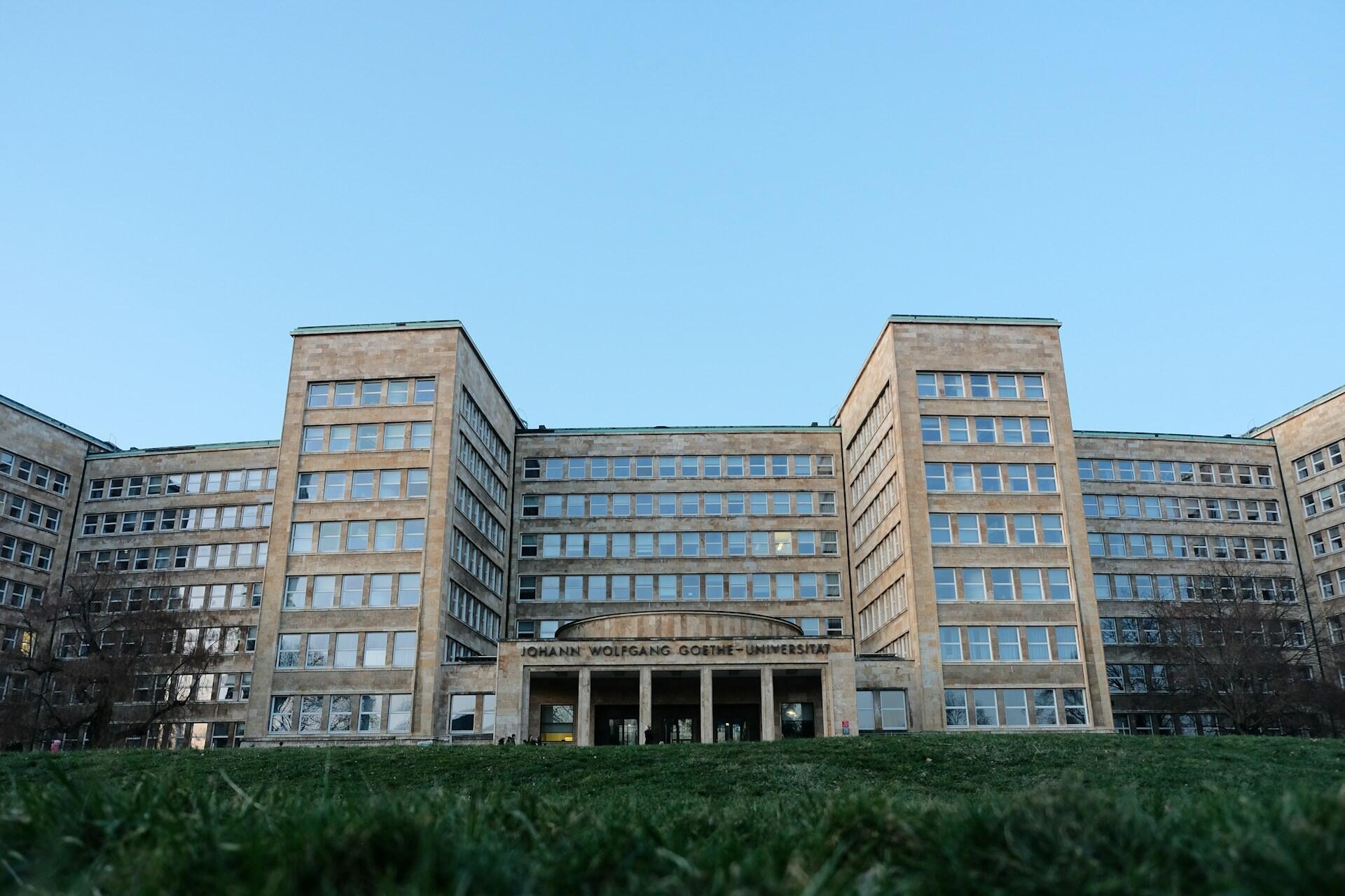 Frankfurt, Niemcy, budynek Uniwersytetu Goethego.